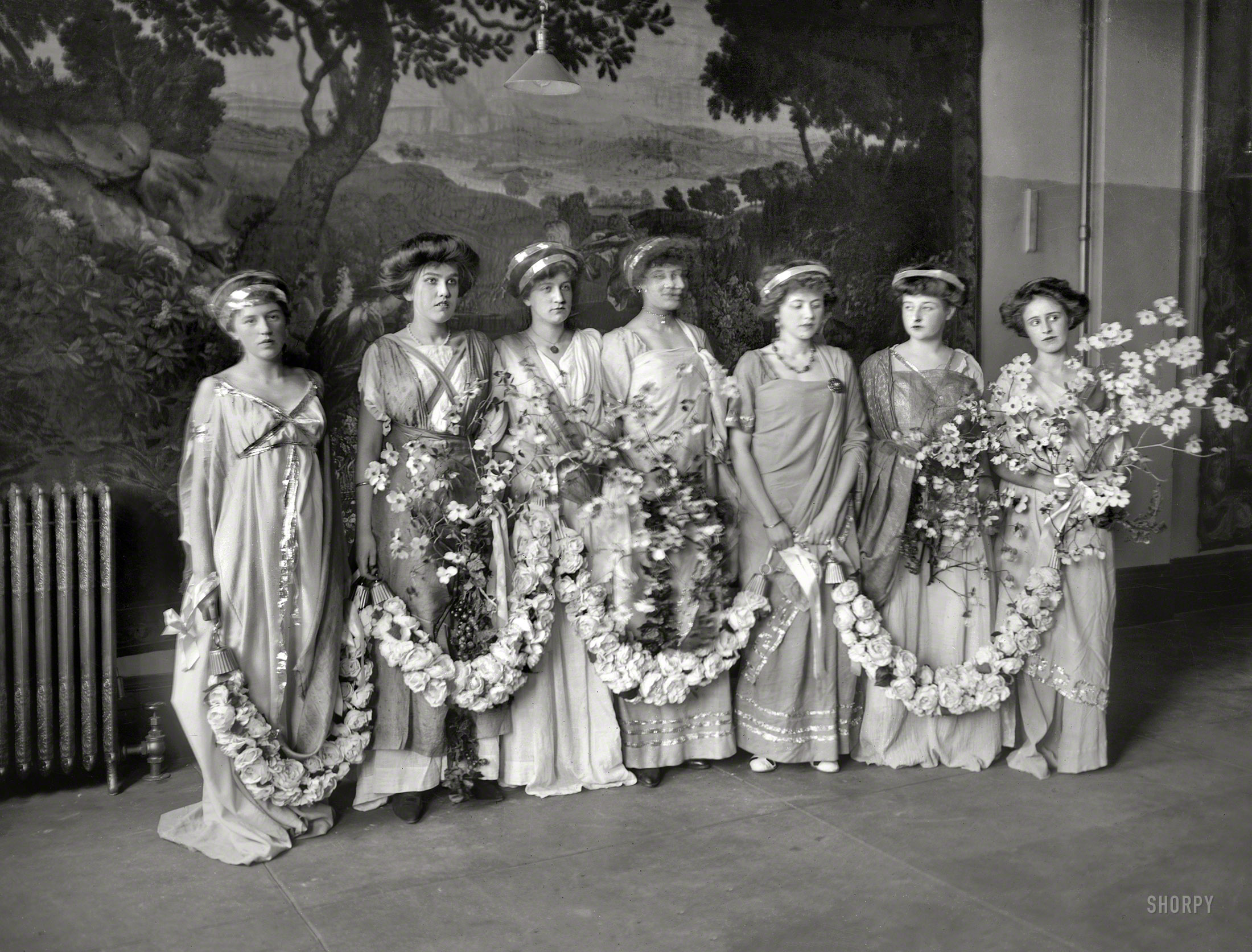 New York, 1909. "Greek Festival -- Gladys Mumford, Mary Meyers, Susan Dresser, Elise Holmes, Mary French, Alice Richard, Gladys Robbins." The theme here is classical antiquity, although Miss Holmes betrays a certain Cubist insouciance. 8x10 glass negative, Bain News Service. View full size.