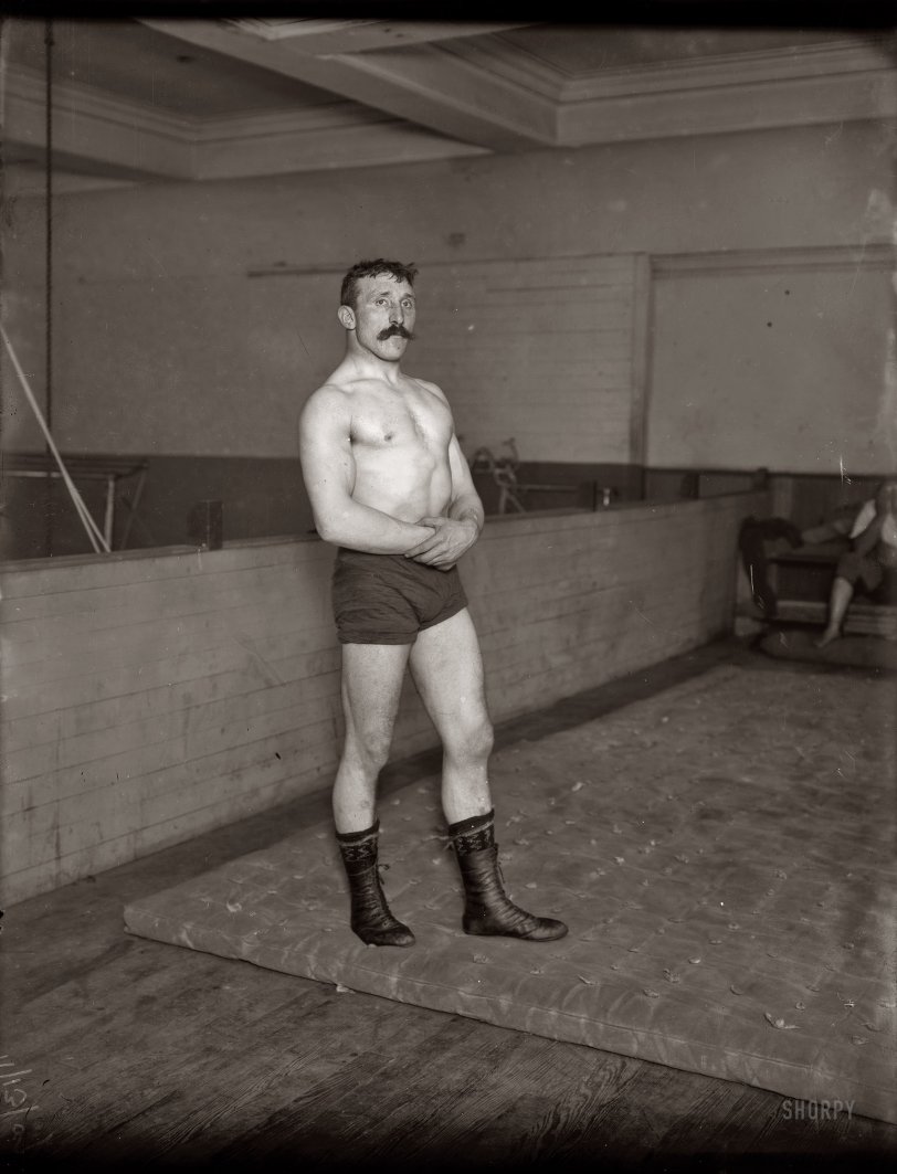 New York, November 13, 1909. "Irish wrestler Pat Connelly." 8x10 glass negative, George Grantham Bain Collection. View full size.