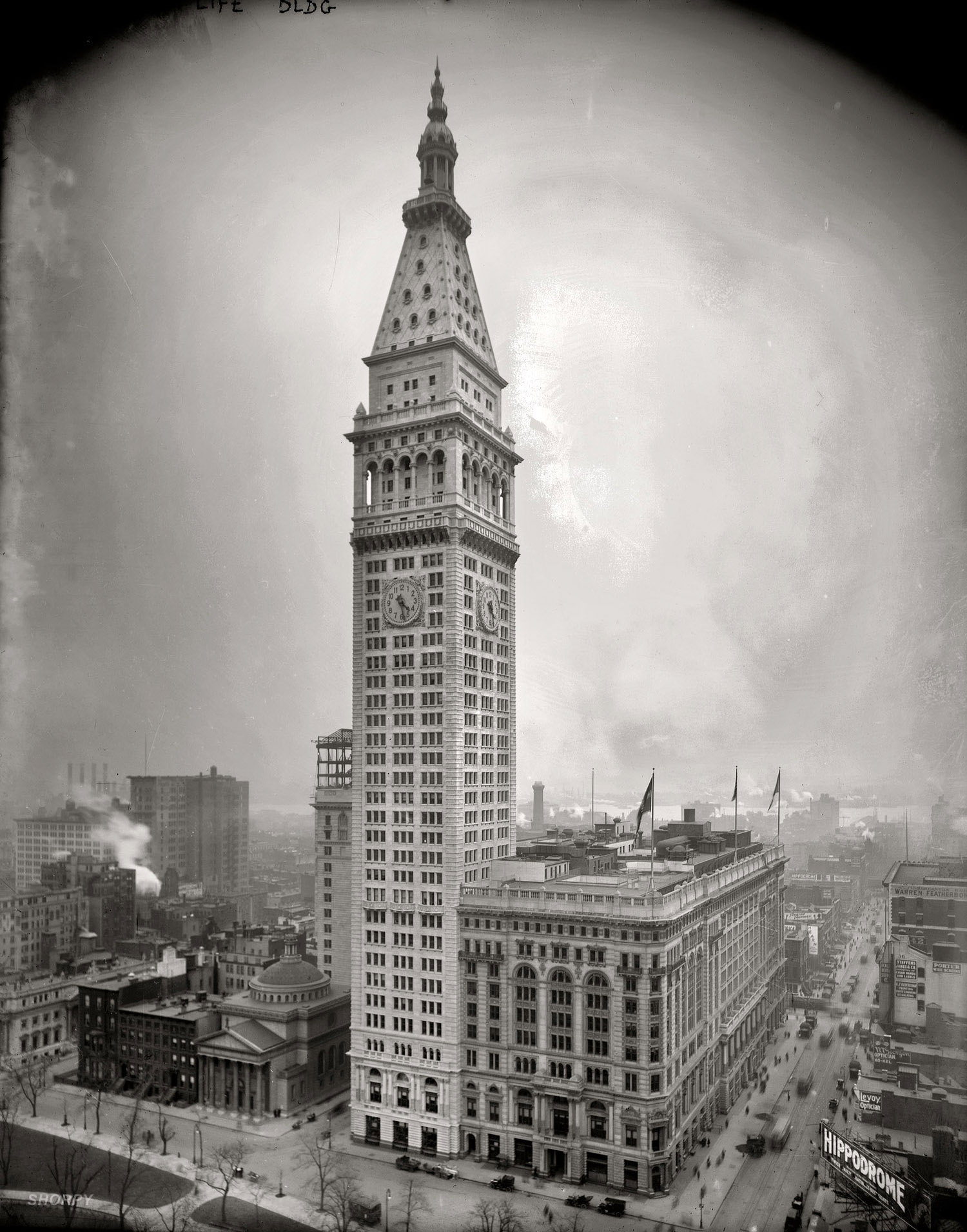 December 1909. "Met Life Building." The Metropolitan Life Insurance Co. tower on a gray winter afternoon in Manhattan the year of its completion. It was the tallest building in the world until 1913, when it was surpassed by the Woolworth Building. 8x10 glass negative, George Grantham Bain Collection. View full size.