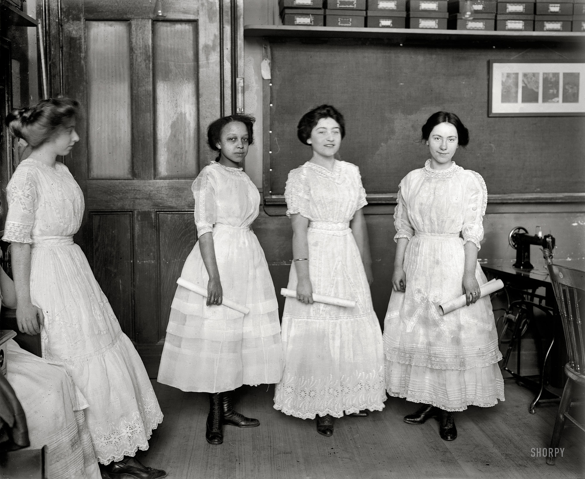 Shorpy Historical Picture Archive :: Dollar Dresses: 1909 high ...