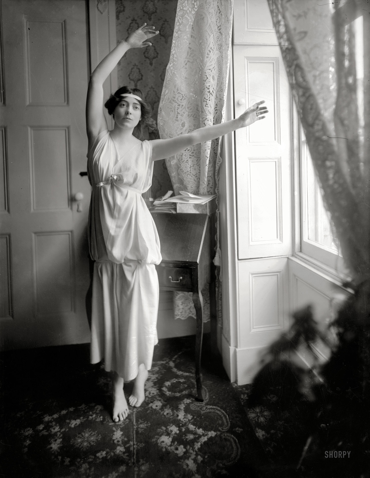 New York circa 1909. "Lady Richardson." The British dancer and writer Constance Stewart-Richardson (1883–1932), author of "Dancing, Beauty and Games." 8x10 glass negative, George Grantham Bain Collection. View full size.