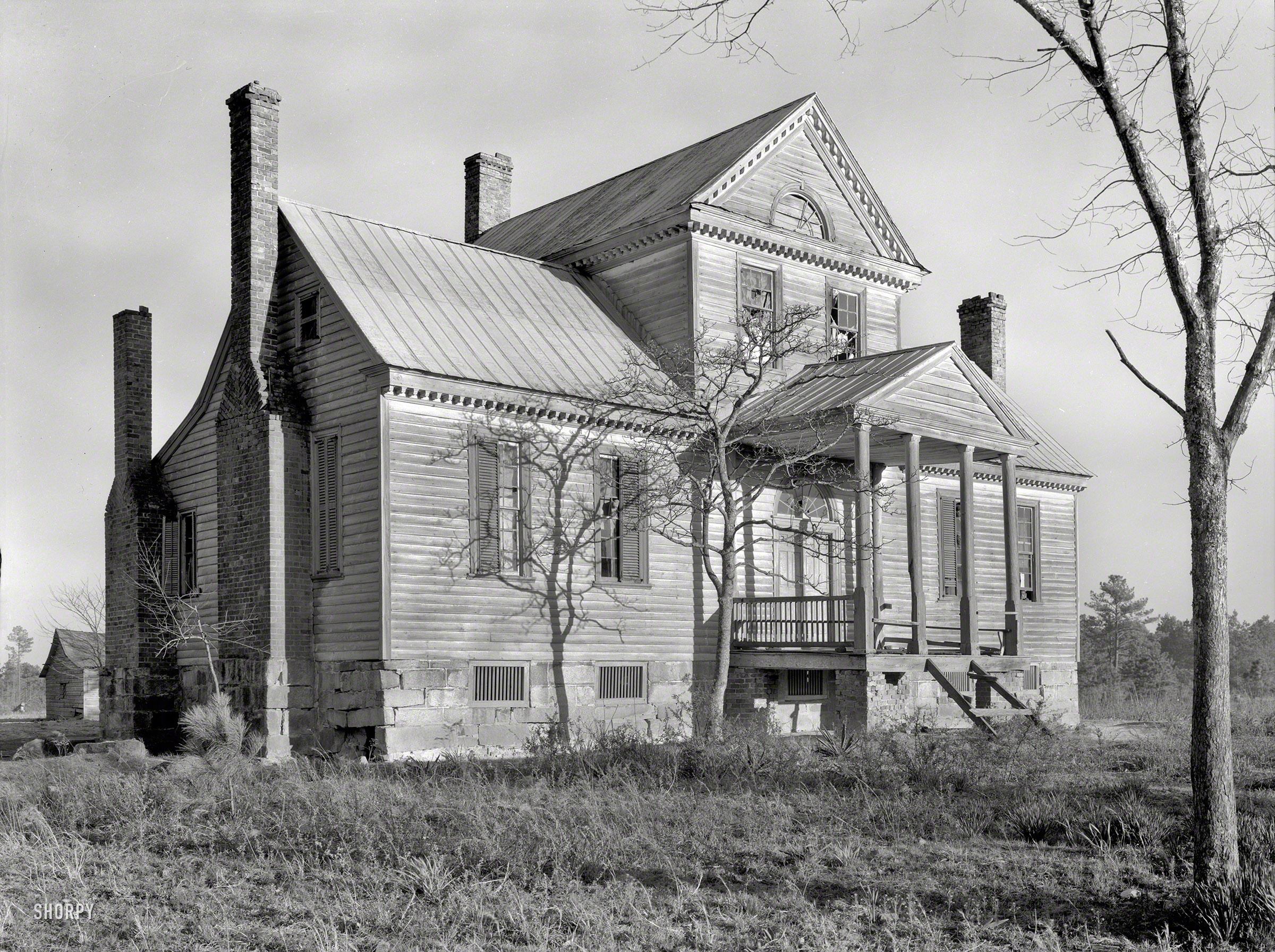 1939. "Williams-Reid-Macon House (Dr. Gideon Hunt Macon), Airlie vicinity, Halifax County, North Carolina." Seen earlier here from a different vantage. 8x10 inch acetate negative by Frances Benjamin Johnston. View full size.