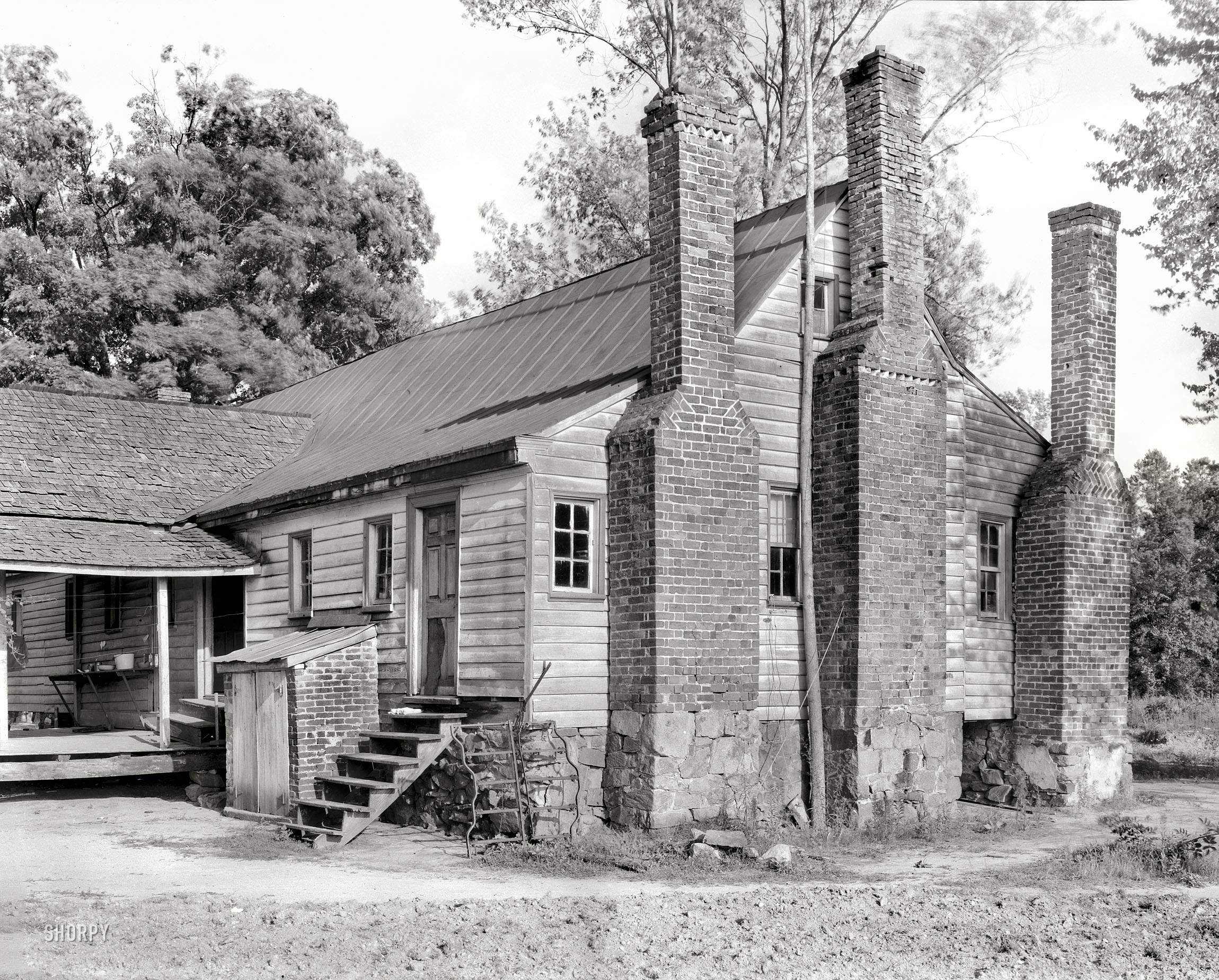 Ca. 1935-1938. Nash County, North Carolina. "Tories Tavern, Nashville vicinity. Structure dates to 1766." Photo by Frances Benjamin Johnston. View full size.