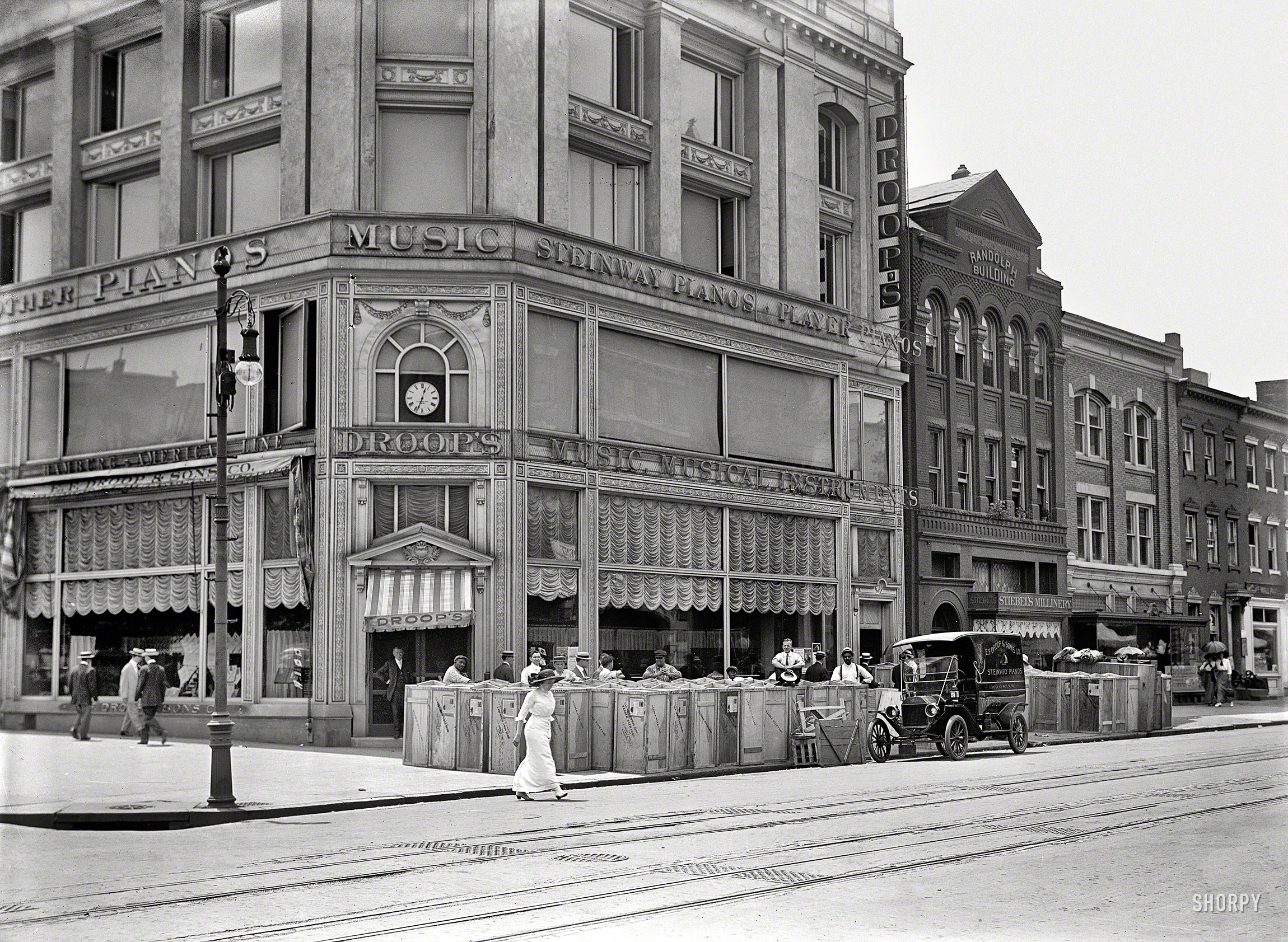 Washington, D.C., 1913. "E.F. Droop & Sons Co. music store." Back when the Victrola was the iPod of its day. Harris & Ewing glass negative. View full size.