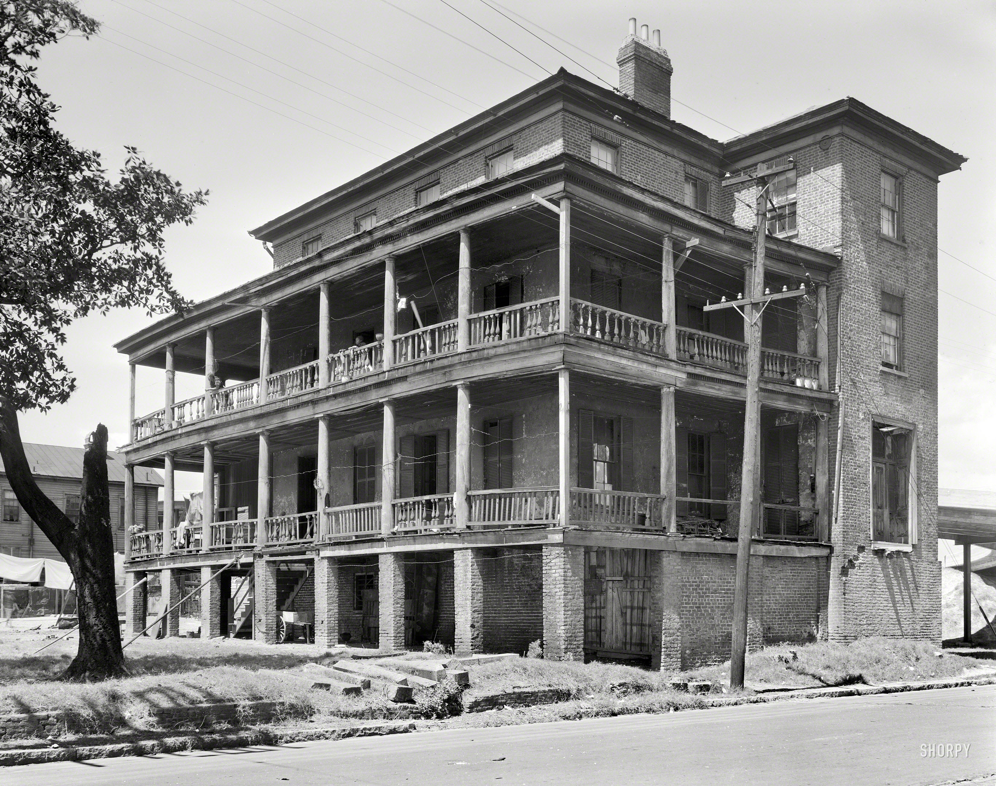 1937. "Charleston, South Carolina. 727 Bay Street." Come in, and watch your step. 8x10 inch acetate negative by Frances Benjamin Johnston. View full size.