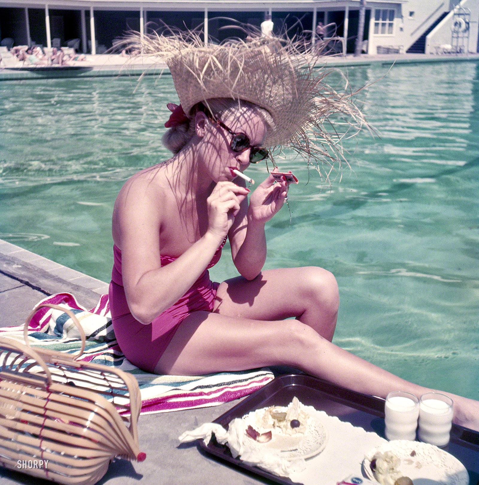 1951. Santa Barbara, California. "Lana Turner lunching by pool at the Coral Casino." Photo by Earl Theisen for Look magazine. View full size.