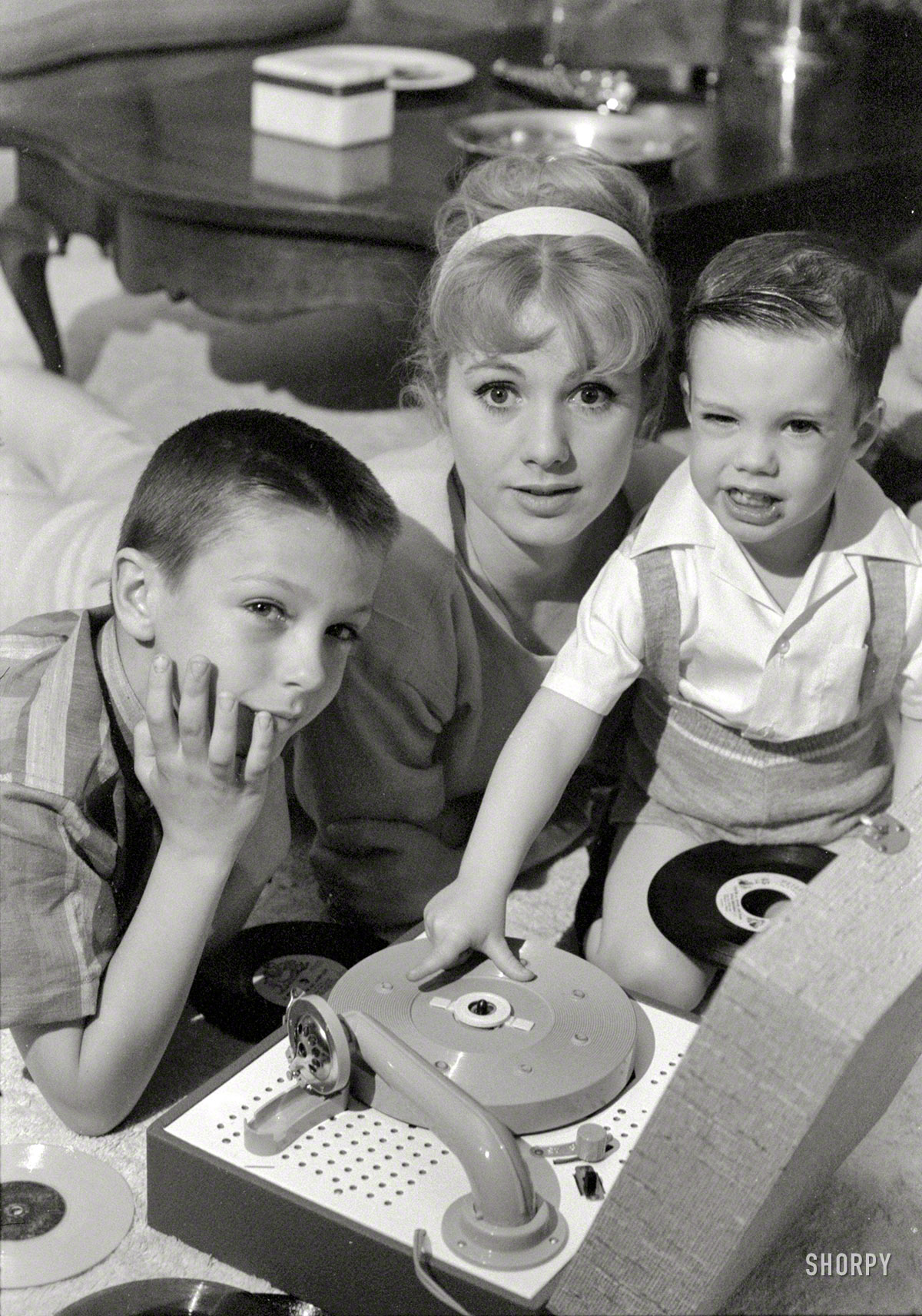 "Music Man" star Shirley Jones in 1961 with her kids, the future pop icons David and Shaun Cassidy. Photo by Earl Theisen for the Look magazine article "The Good Life of a Hollywood Bad Girl." View full size.