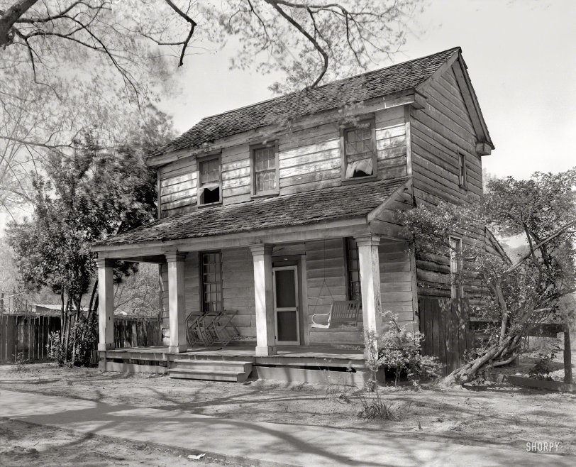 Circa 1936. "Georgetown. Georgetown County, South Carolina. Small houses, Series 2, Mansfield's Quarters." What this place lacks in granite countertops, it makes up for in cozy. Photo by Frances Benjamin Johnston. View full size.
