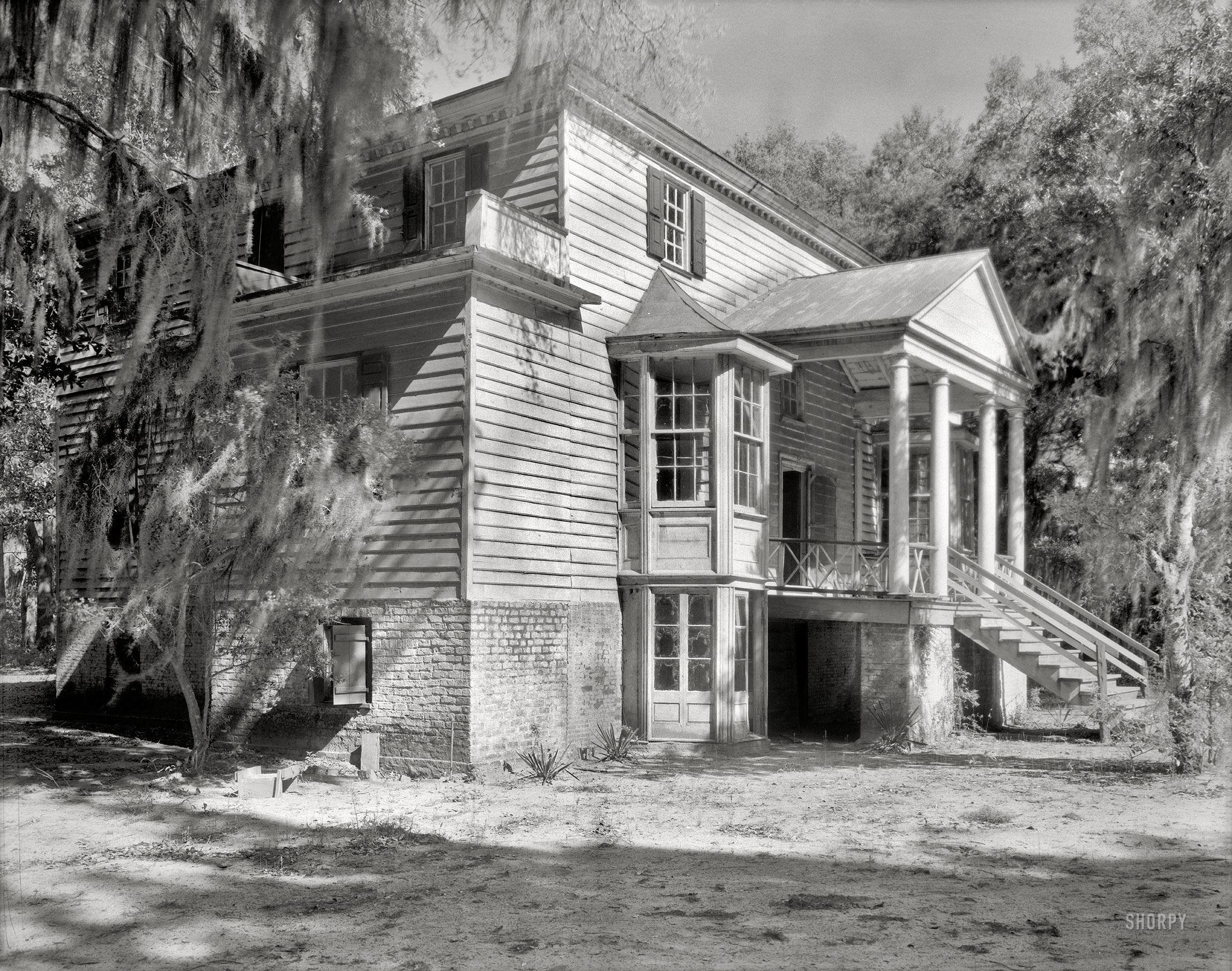 1938. "Fairfield (Lynch House). McClellansville vicinity, Charleston County, South Carolina. Structure dates to 1730. Built by the Lynch family. Acquired by Jacob Motte in 1758, and enlarged by him. Related name: Charles C. Pinckney." 8x10 inch acetate negative by Frances Benjamin Johnston. View full size.