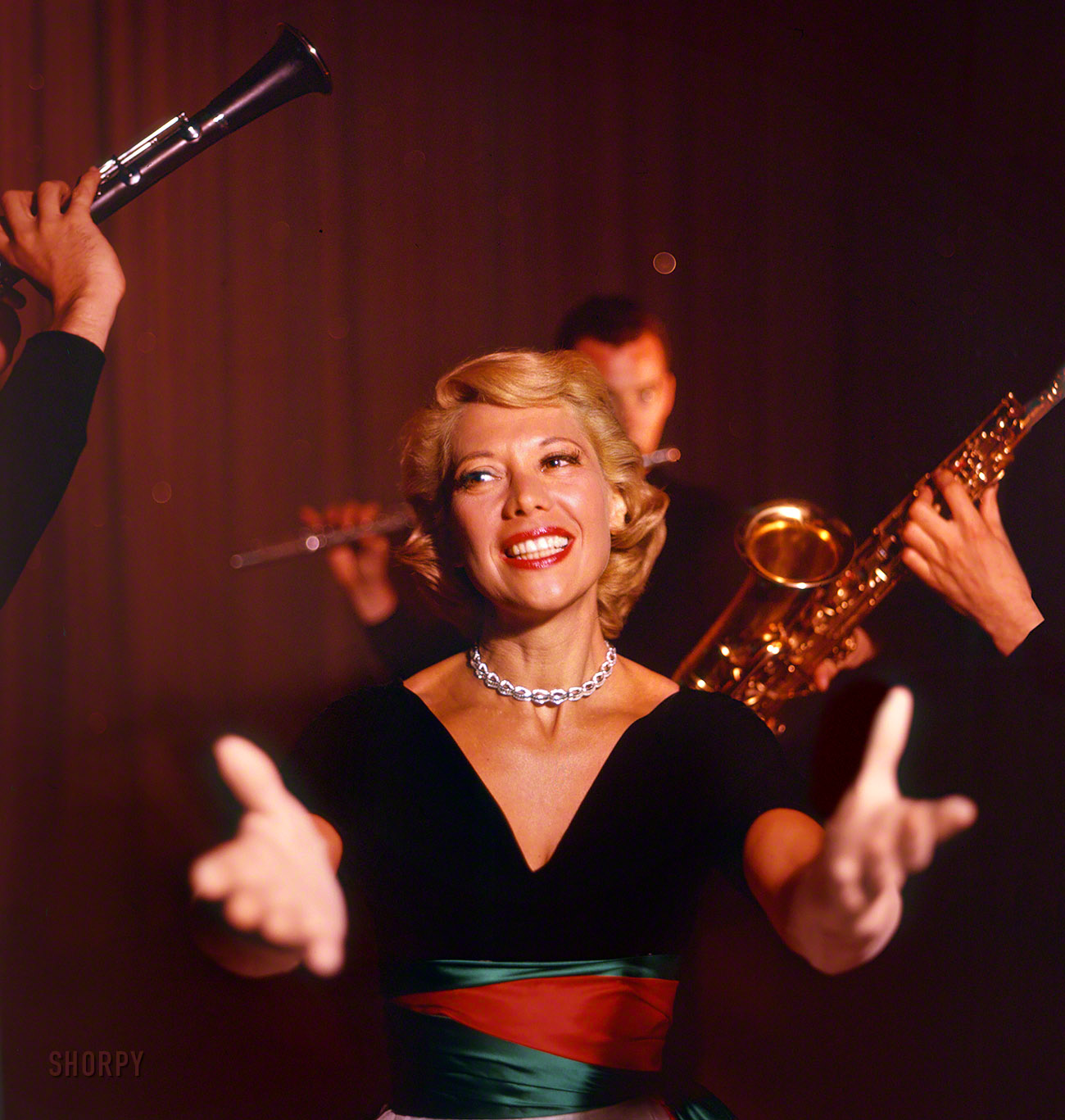 October 1955. "Singer Dinah Shore on the set of her television show." Color transparency from photos by Earl Theisen and Robert Vose for the Look magazine assignment "Dinah Goes Glamorous." View full size.