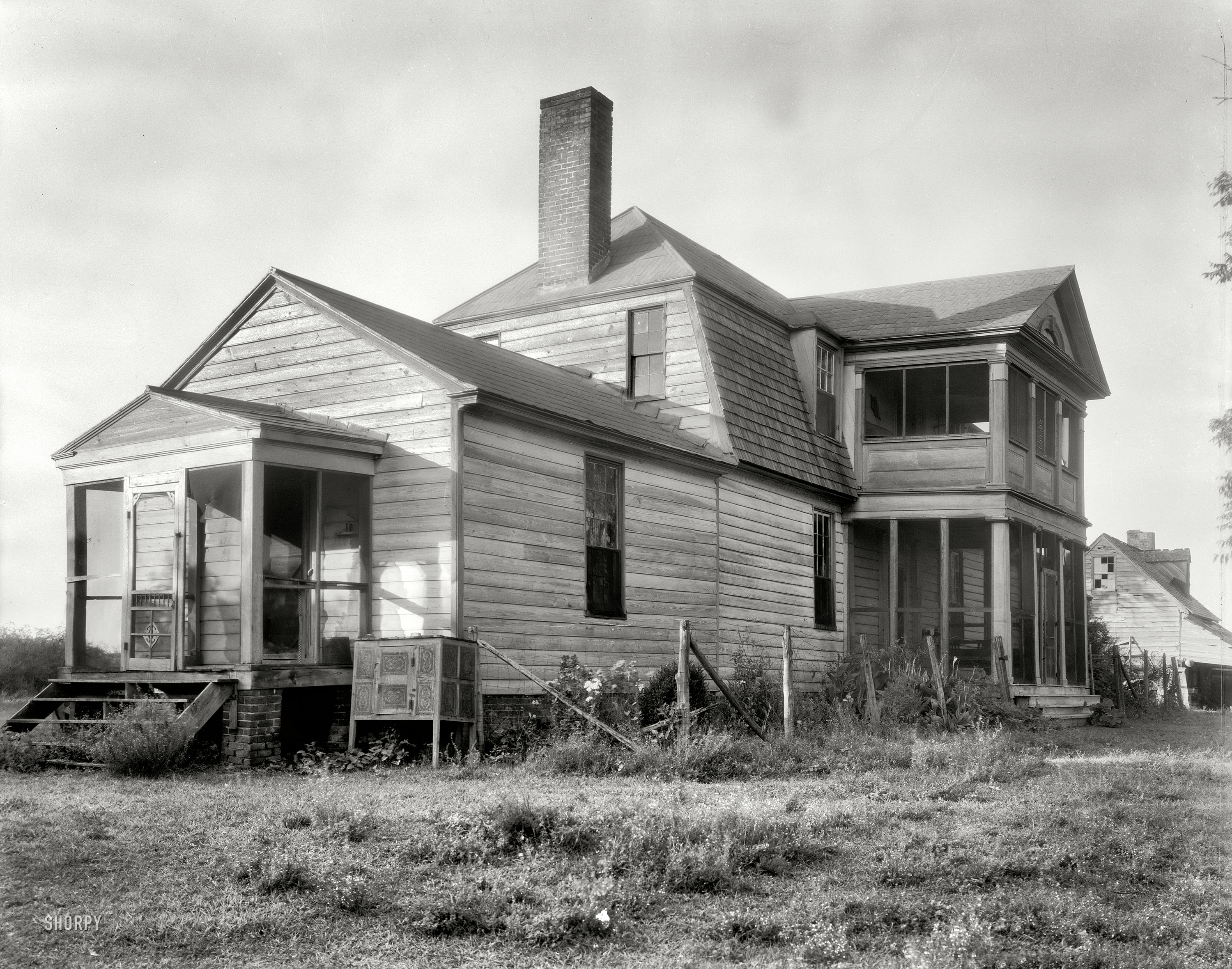 Charles City County, Virginia, circa 1935. "Toma Hund, Barrett's Ferry vicinity." Gambrel roof, double-decker portico and a curiously Germanic sounding name. 8x10 inch acetate negative by Frances Benjamin Johnston. View full size.