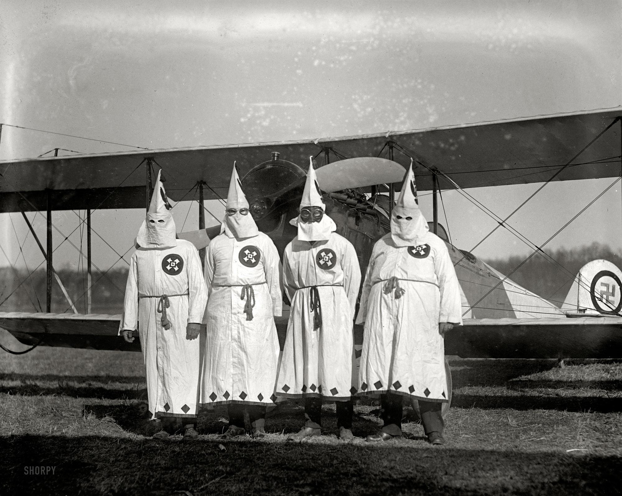 March 18, 1922. "Members of the Ku-Klux-Klan about to take off with the literature which was scattered over the suburbs of the city." The date coincides with a Klan parade through Washington's Virginia suburbs. View full size.