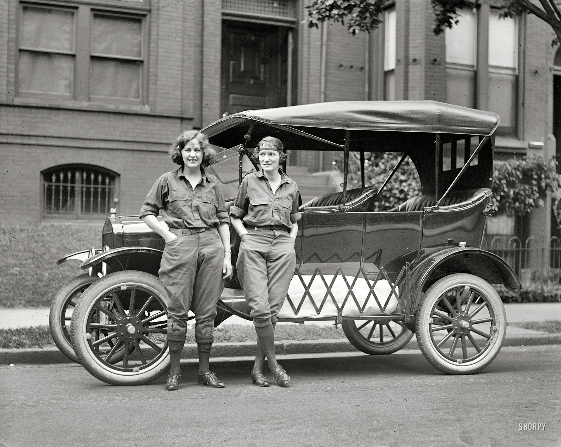 June 13, 1922. Washington, D.C. "Viola LaLonde and Elizabeth Van Tuyl." Also seen here. National Photo Company glass negative. View full size.