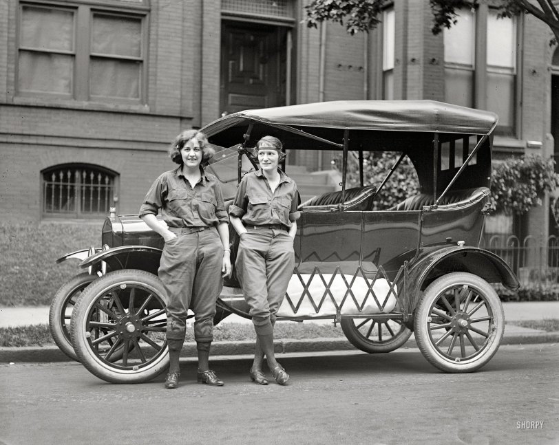 June 13, 1922. Washington, D.C. "Viola LaLonde and Elizabeth Van Tuyl." Also seen here. National Photo Company glass negative. View full size.
