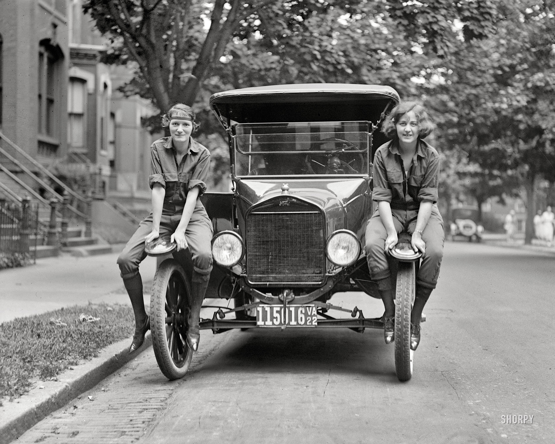 June 13, 1922. Washington, D.C. "Viola LaLonde and Elizabeth Van Tuyl." Our second glimpse of these Jazz-Age vagabonds. National Photo. View full size.