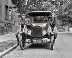 June 13, 1922. Washington, D.C. "Viola LaLonde and Elizabeth Van Tuyl." Our second glimpse of these Jazz-Age vagabonds. National Photo. View full size.