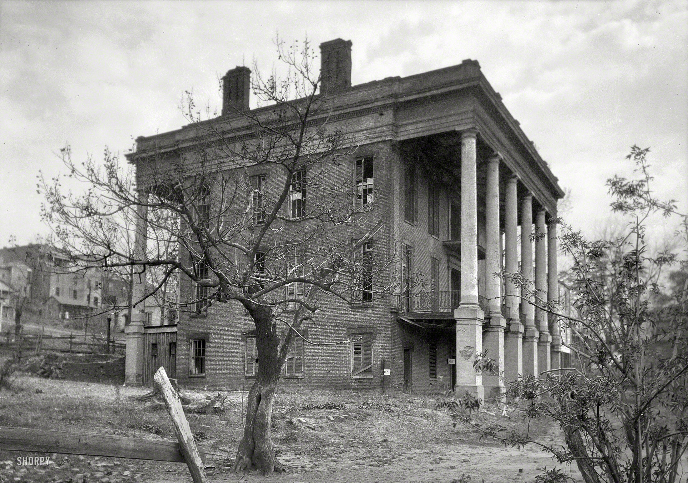 March 29, 1934. Vicksburg, Mississippi. "Shamrock (Porterfield residence), Oak Street, northwest elevation. Structure erected 1851." And demolished in 1936. Photo by Ralph Clynne, Historic American Buildings Survey. View full size.