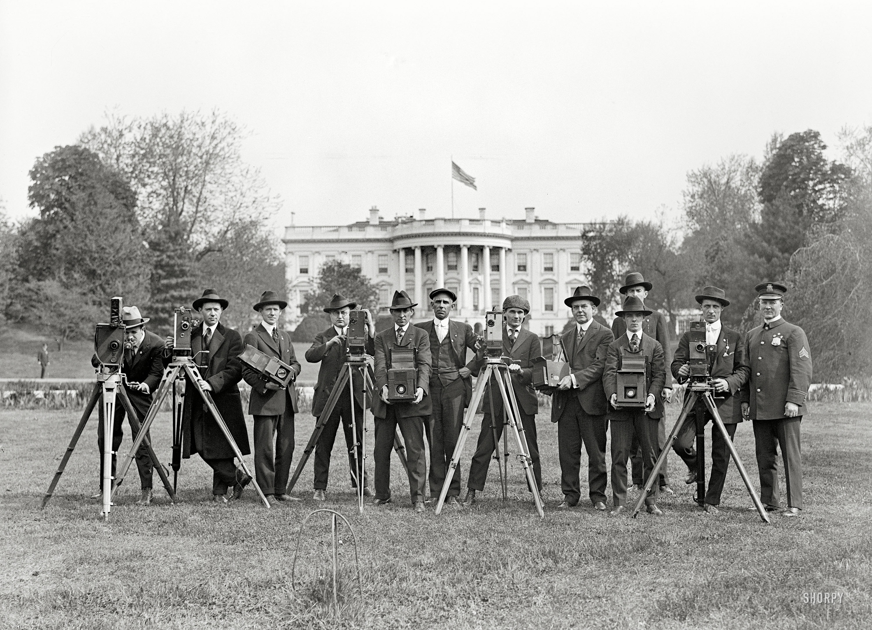 1918. "Press correspondents. Photographers on White House lawn." At center: Artie Leonard of National Photo. Harris & Ewing glass negative. View full size.