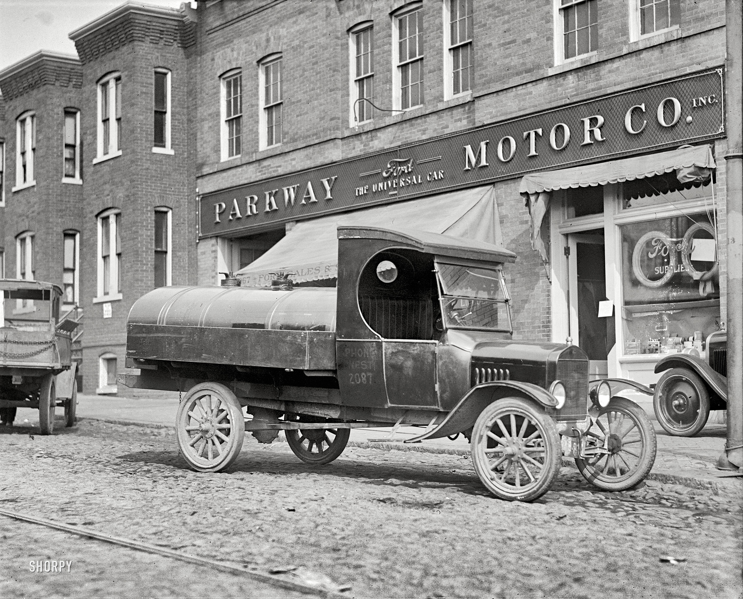 Washington, D.C., 1925. "Parkway Motor Co. -- Ford truck." National Photo Company Collection glass negative. View full size.