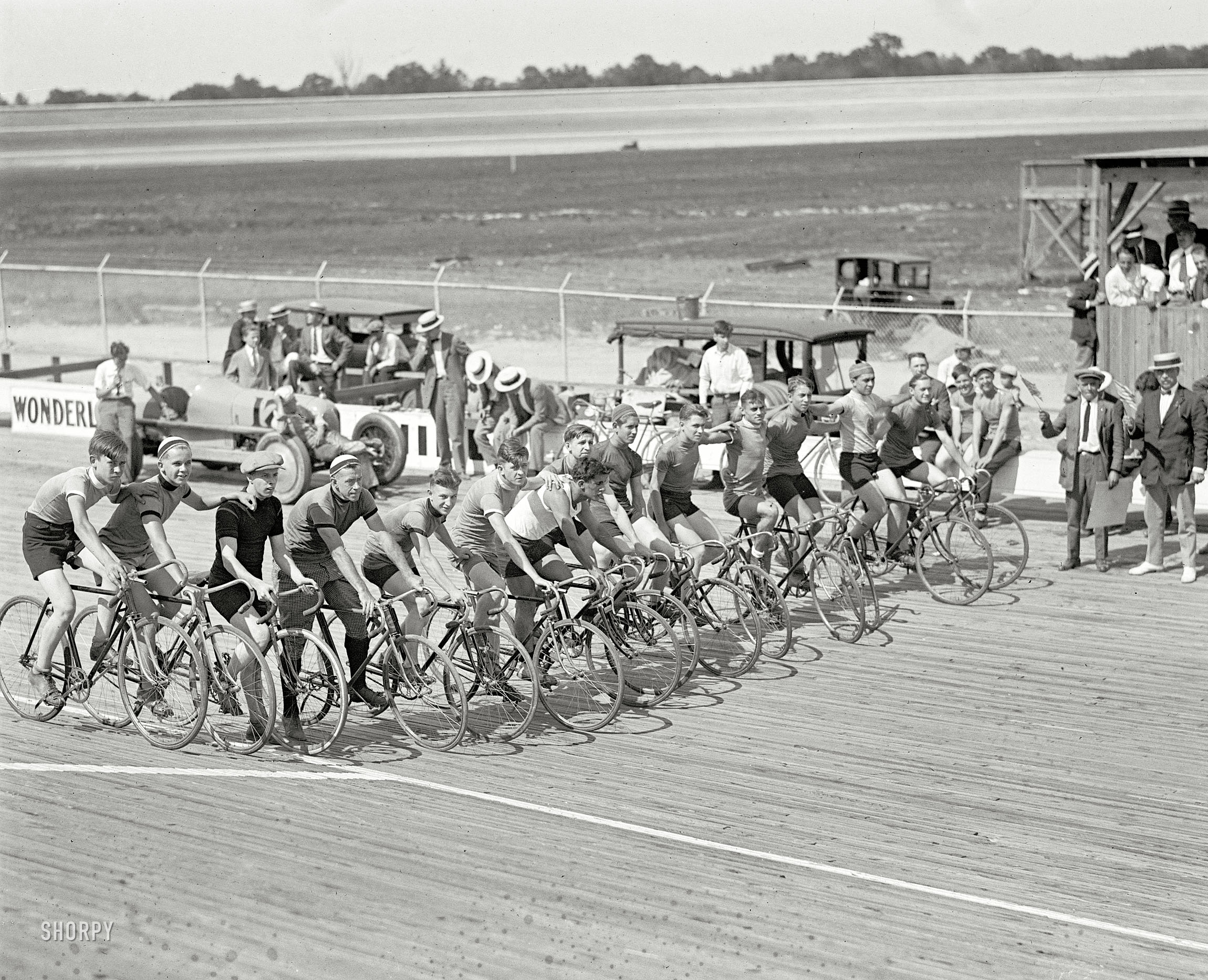 July 18, 1925. Prince George's County, Maryland. "Bicycle races at Laurel Speedway." National Photo Company Collection glass negative. View full size.