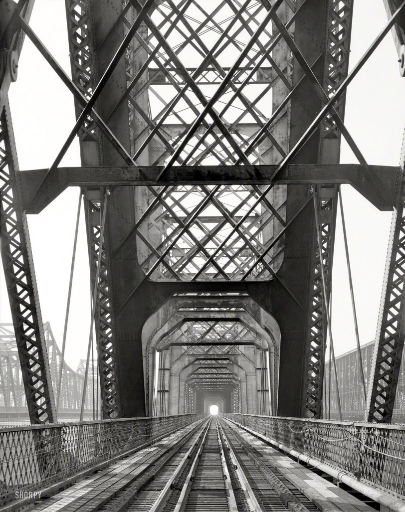 "Memphis Bridge spanning Mississippi River between Memphis, Tennessee, and West Memphis, Arkansas. Cantilever span detail, view to southwest." 1985 photo by Clayton B. Fraser for the Historic American Buildings Survey. View full size. 