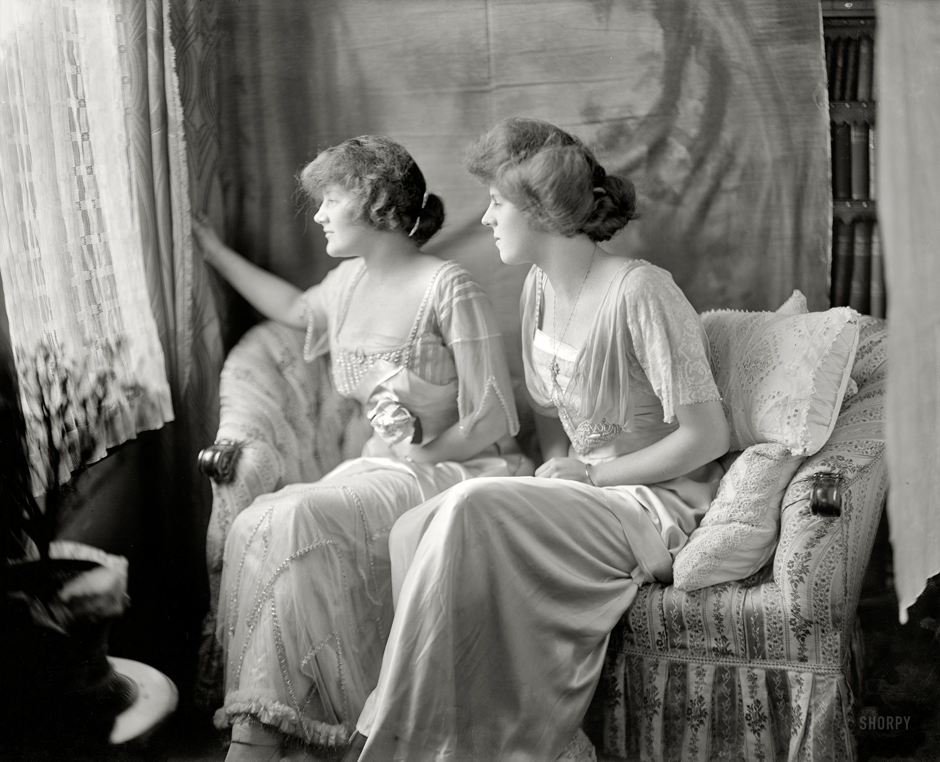 Washington, D.C., circa 1918. In the inimitable stylings of Harris & Ewing: "Cleveland, Esther, Miss. Group." Esther Cleveland at right, daughter of Grover Cleveland, the only presidential child born in the White House. View full size.
