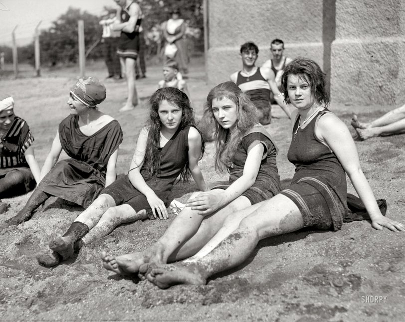 Washington, D.C., circa 1922. "Potomac bathing beach." Our second glimpse of these sandy lasses. National Photo Company glass negative. View full size.
