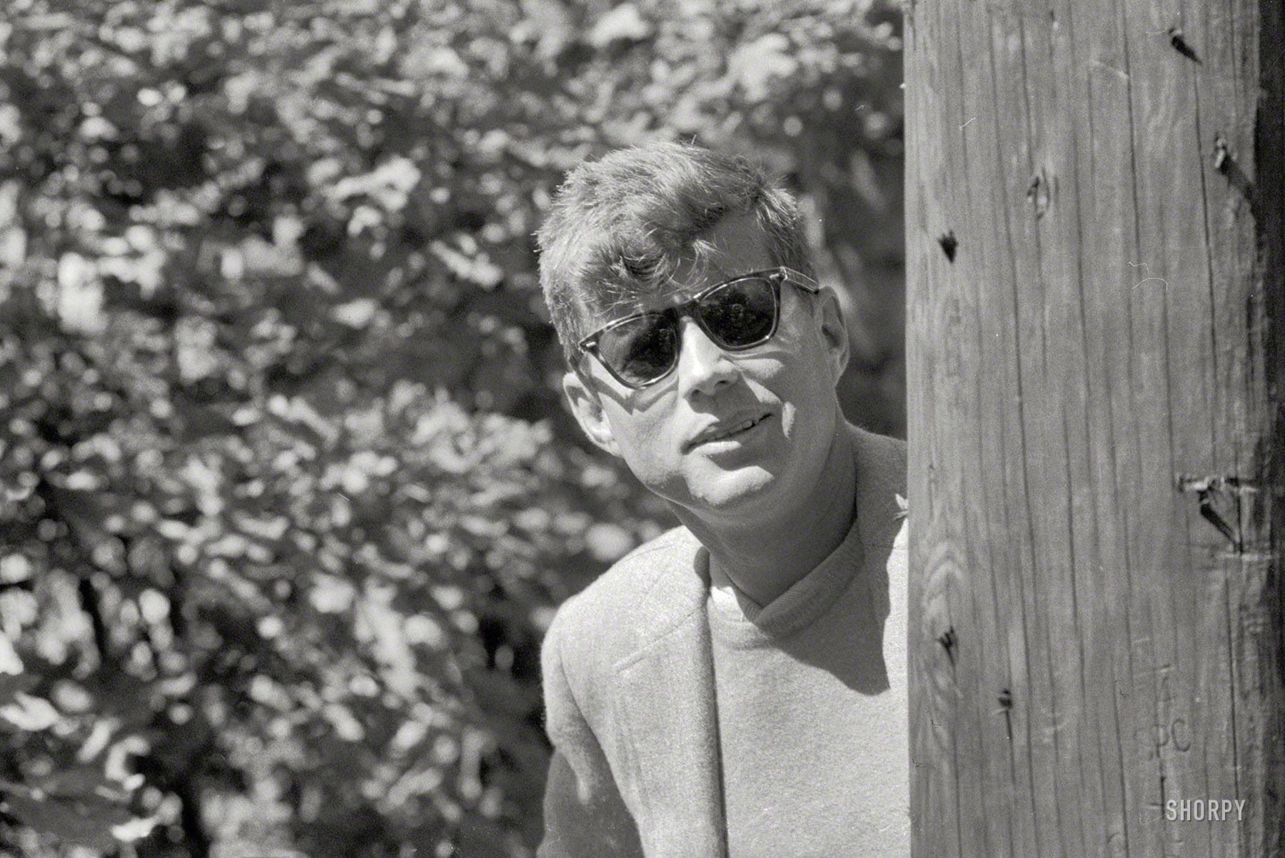 September 1957. "John F. Kennedy wearing sunglasses." Is that you behind those Foster Grants, future Mr. President? Photo by Toni Frissell. View full size.