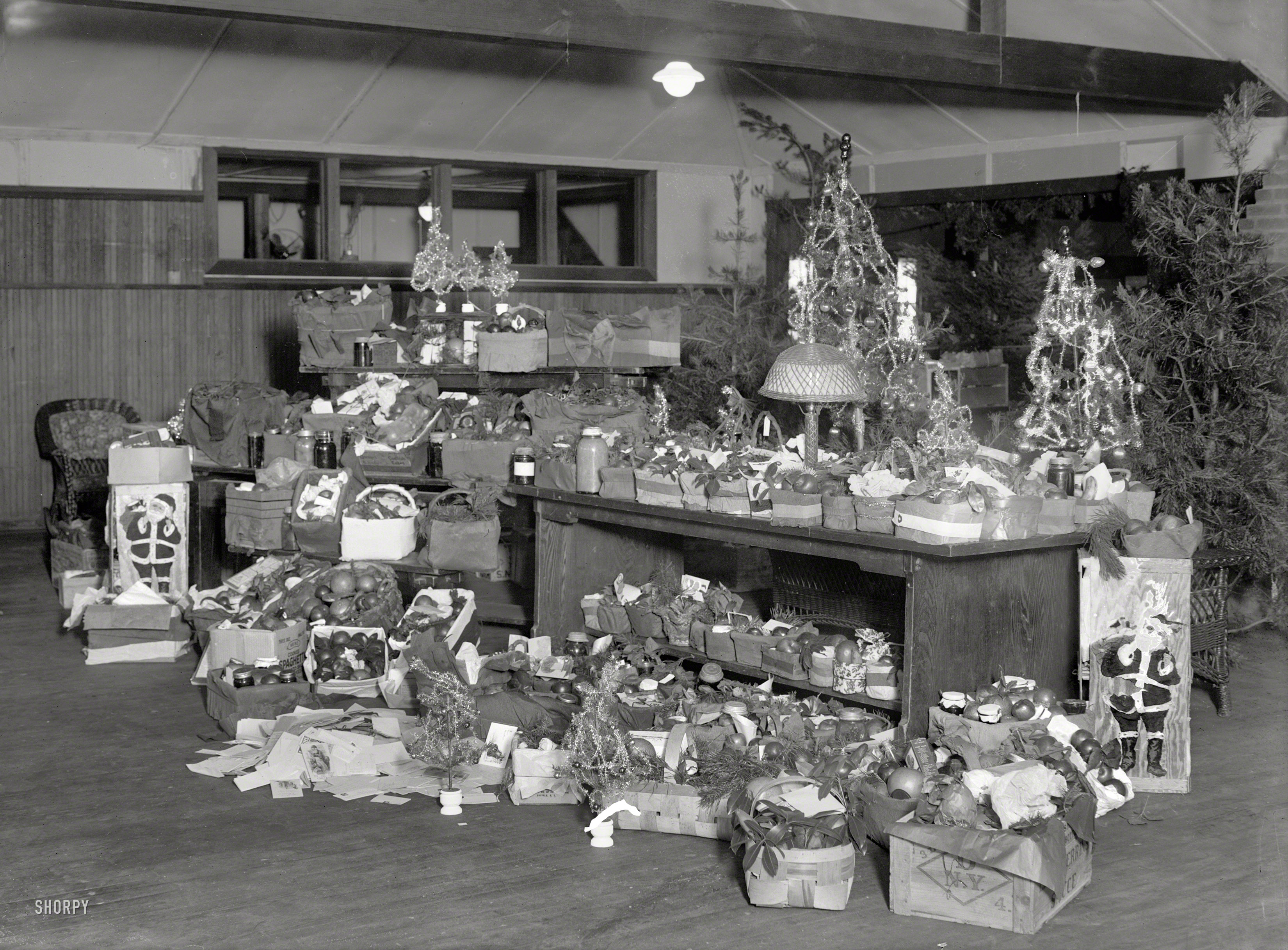 Washington, D.C. "Red Cross baskets, Walter Reed Hospital, Christmas 1920." National Photo Company Collection glass negative. View full size.