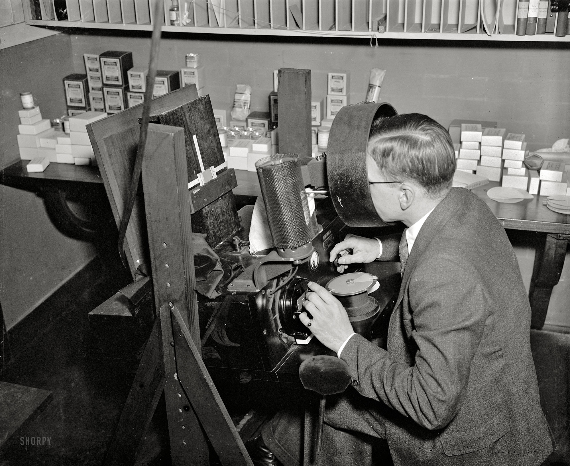 December 23, 1936. Washington, D.C. "Bureau of Standards. Standardization of card colors. Kenneth Kelley judging colors of dyes." Whatever you labor at, Shorpy wishes you a happy Labor Day. Harris & Ewing glass negative. View full size.