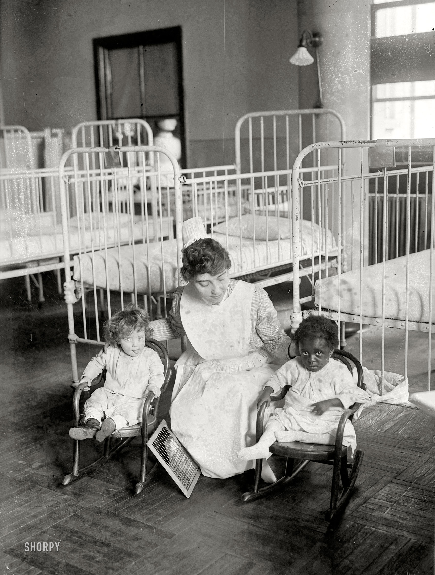 New York circa 1917. "St. Luke's Hospital children's ward." 5x7 glass negative, George Grantham Bain Collection. View full size.