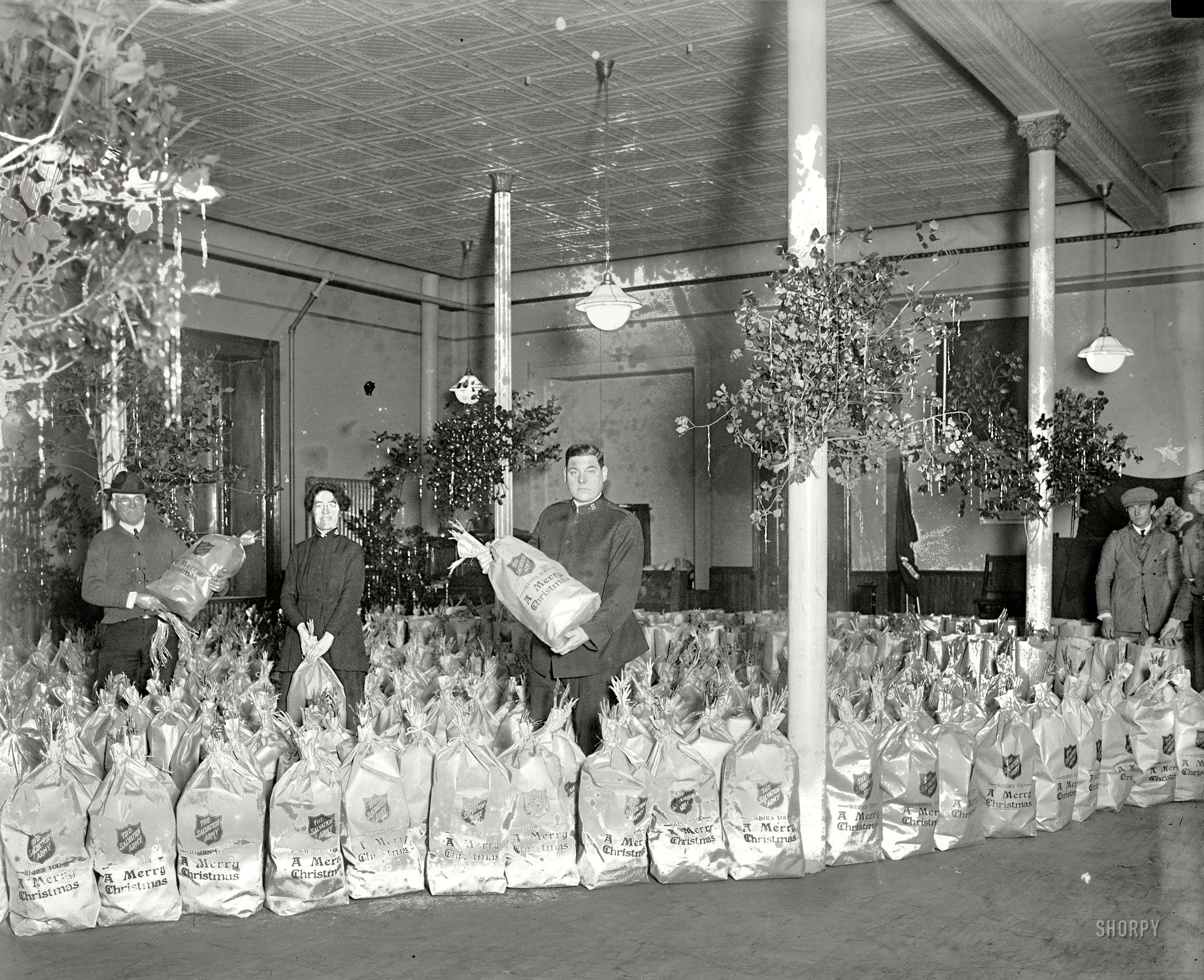 December 24, 1924. Washington, D.C. "Xmas bags distributed by Salvation Army." An addition to the tableau glimpsed here last week. Protruding from the top of each goody bag: A festive spray of chicken feet. View full size.