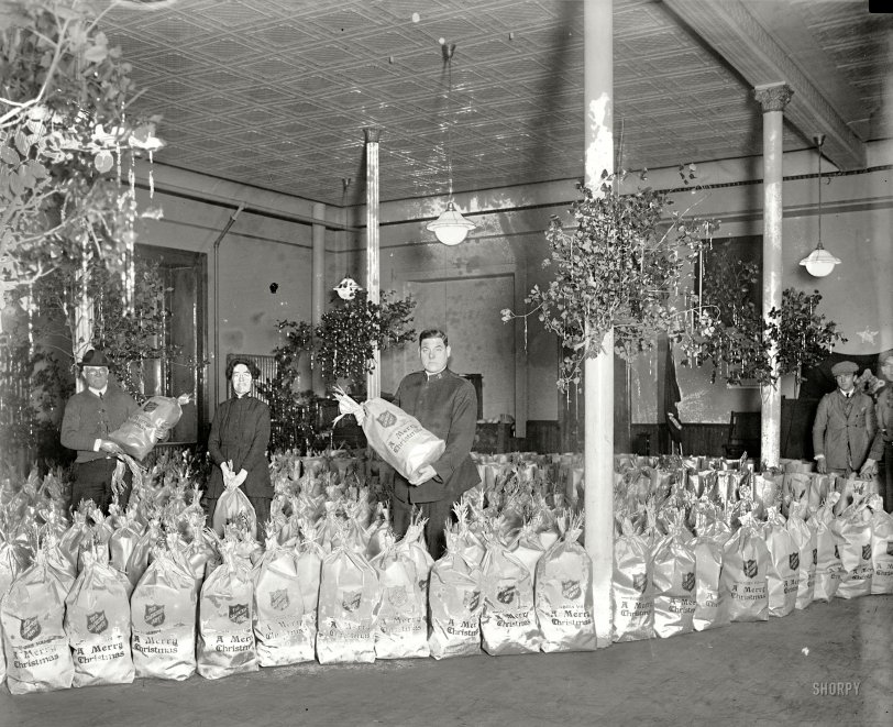 December 24, 1924. Washington, D.C. "Xmas bags distributed by Salvation Army." An addition to the tableau glimpsed here last week. Protruding from the top of each goody bag: A festive spray of chicken feet. View full size.
