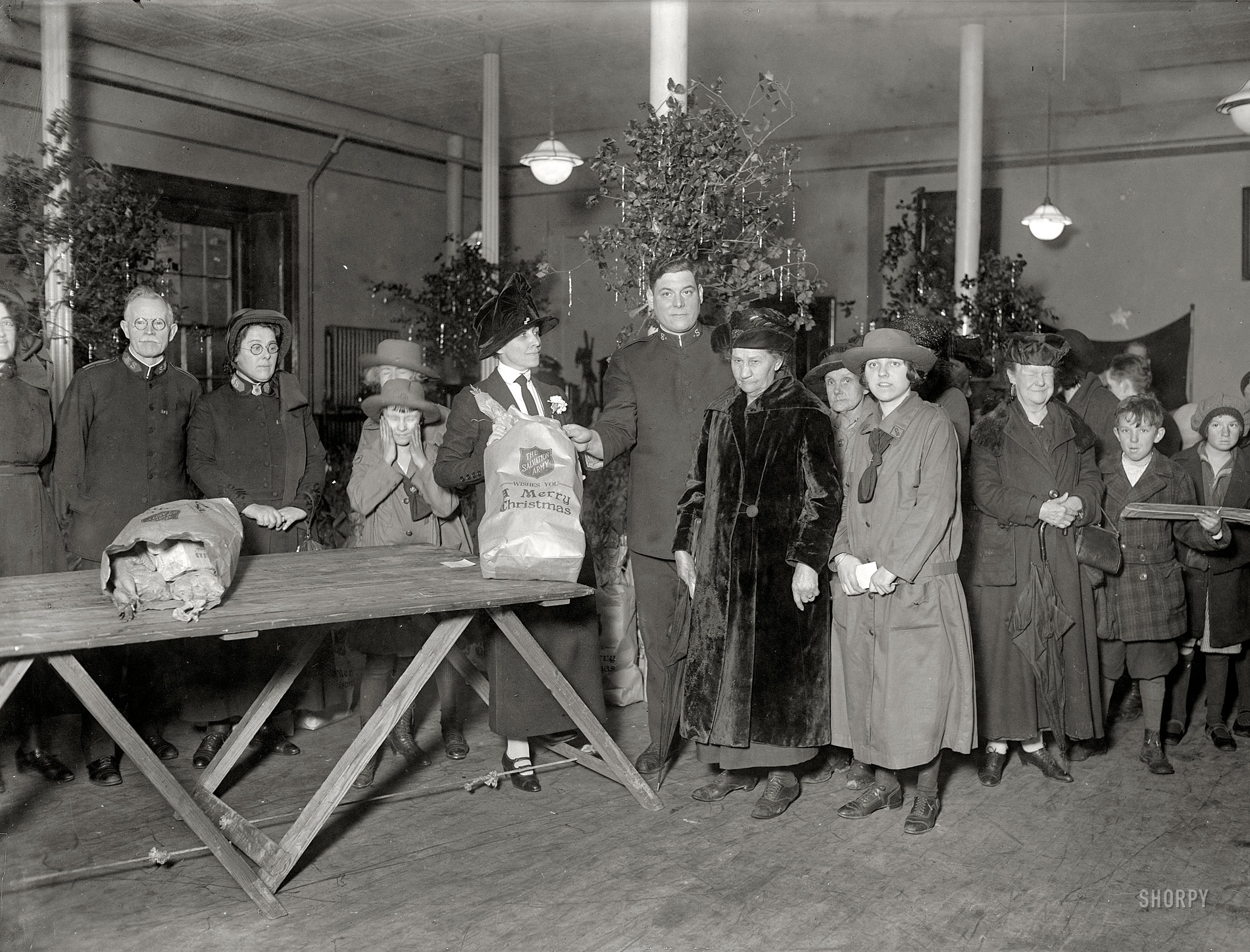 December 24, 1924. "Mrs. Coolidge giving out first Xmas bag for Salvation Army." National Photo Company Collection glass negative. View full size.