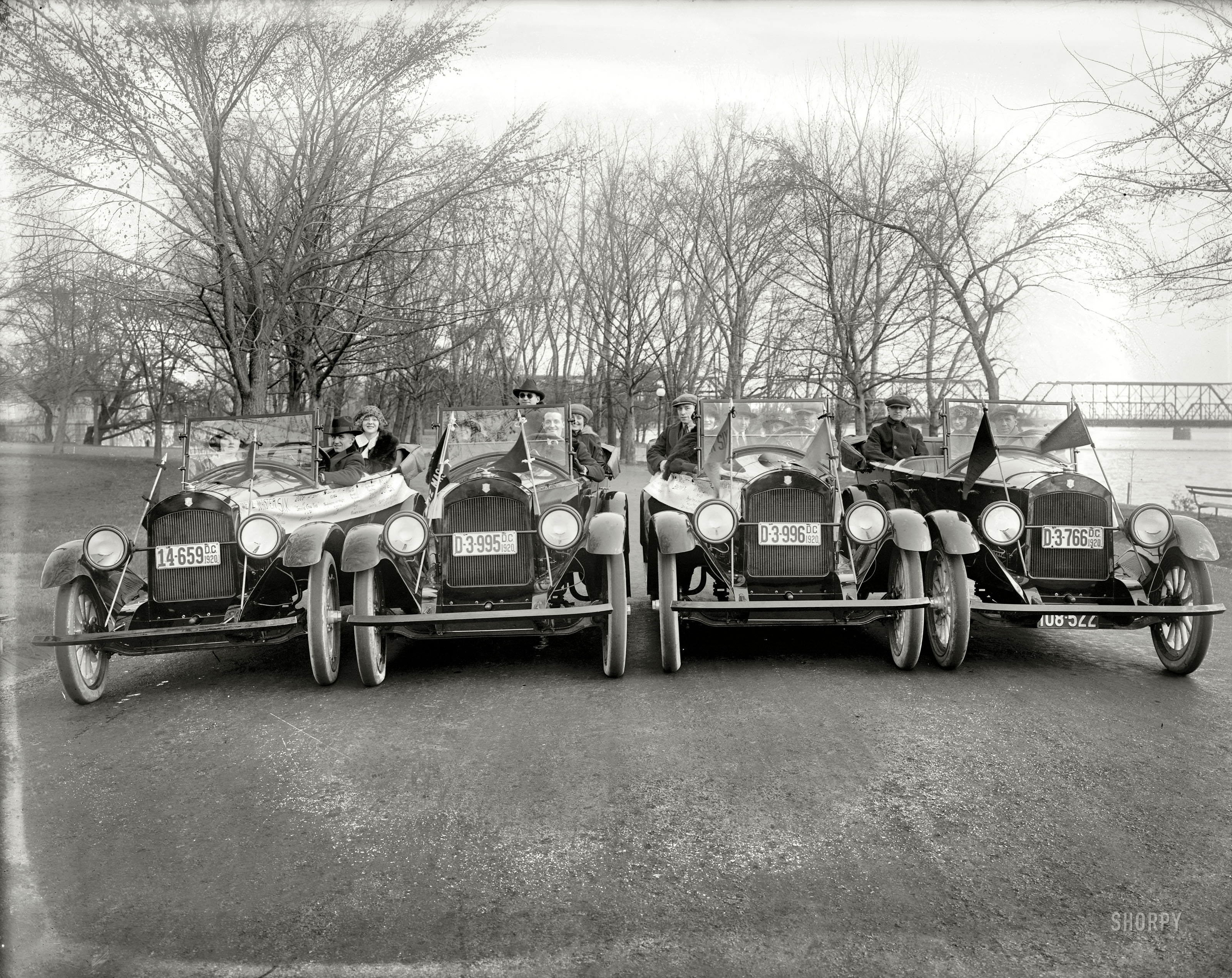Washington, D.C., 1920. "Lanza Motors Co. -- Greenwich Village Girls -- Metz Master Six." National Photo Company Collection glass negative. View full size.