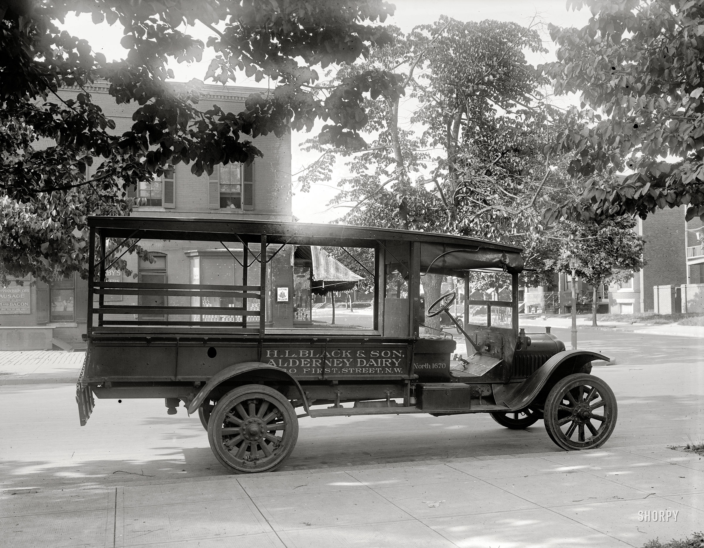 Washington, D.C., circa 1920. "Henno Sales Co., black truck." National Photo Company Collection glass negative. View full size.