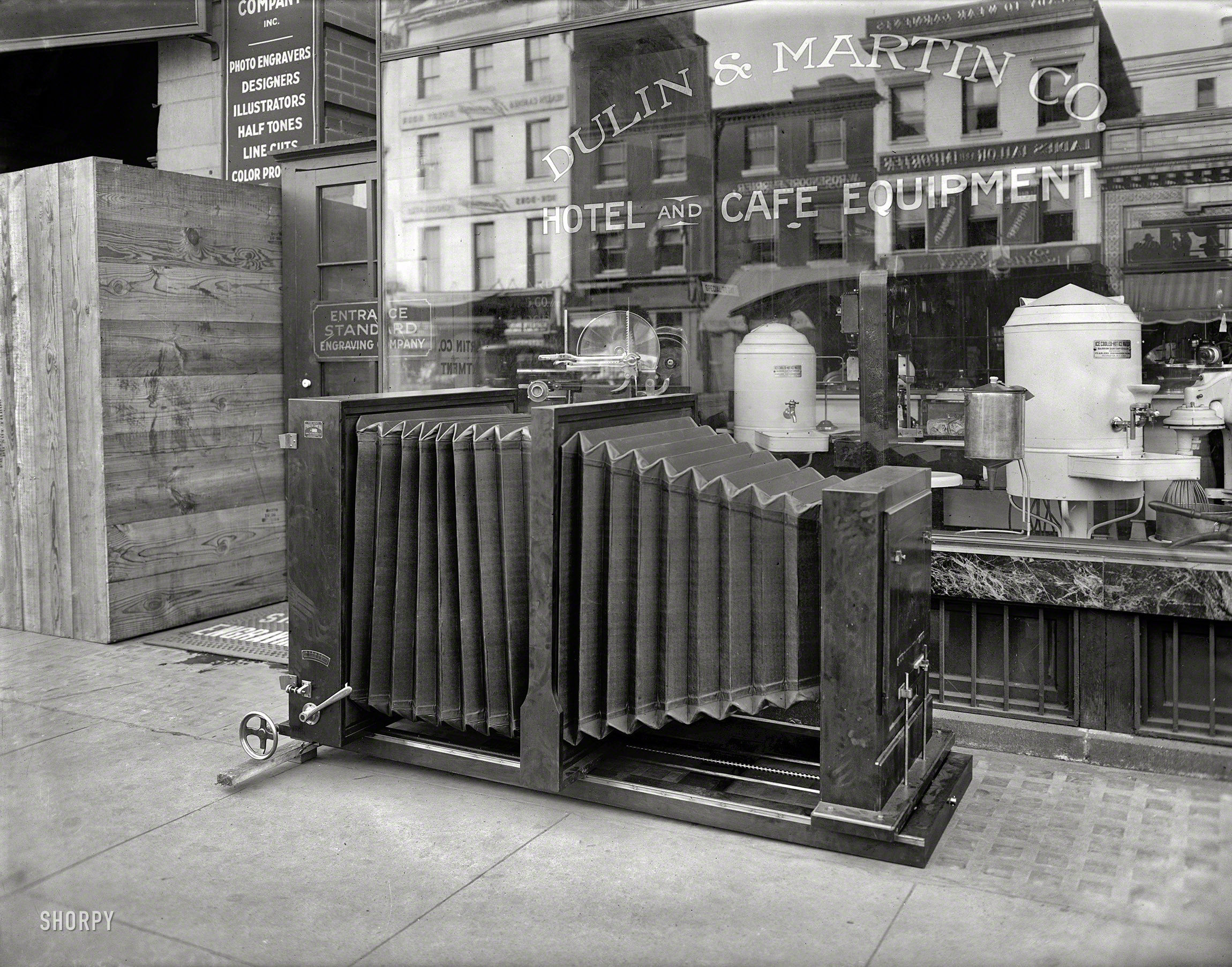 Washington, D.C., circa 1920. "Standard Engraving Co. big camera." Specifically, The Levy Process Camera. National Photo glass negative. View full size.