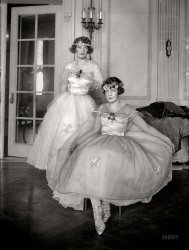 New York circa 1920. "Dorothy Leary & Dorothy Quinn." 5x7 glass negative, George Grantham Bain Collection. View full size.