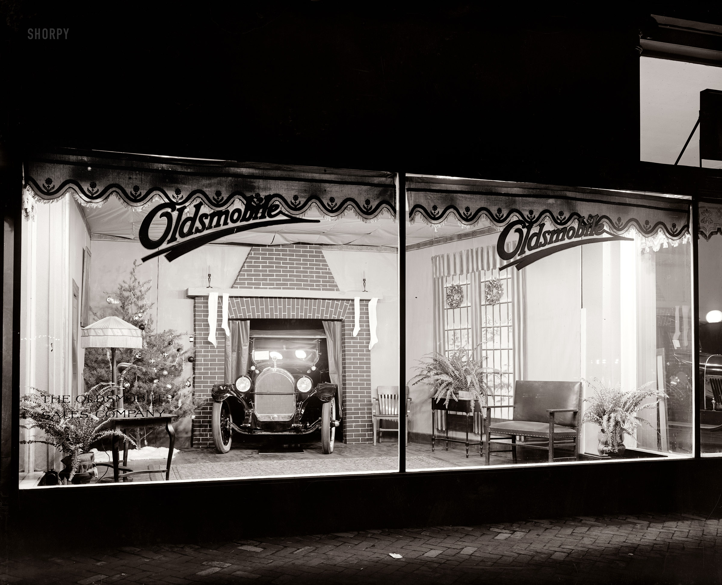 Washington, D.C., circa 1922. "Oldsmobile sales window." Some of us beyond a certain age might remember the Oldsmobile, or even have driven or owned one. National Photo Company Collection glass negative. View full size.