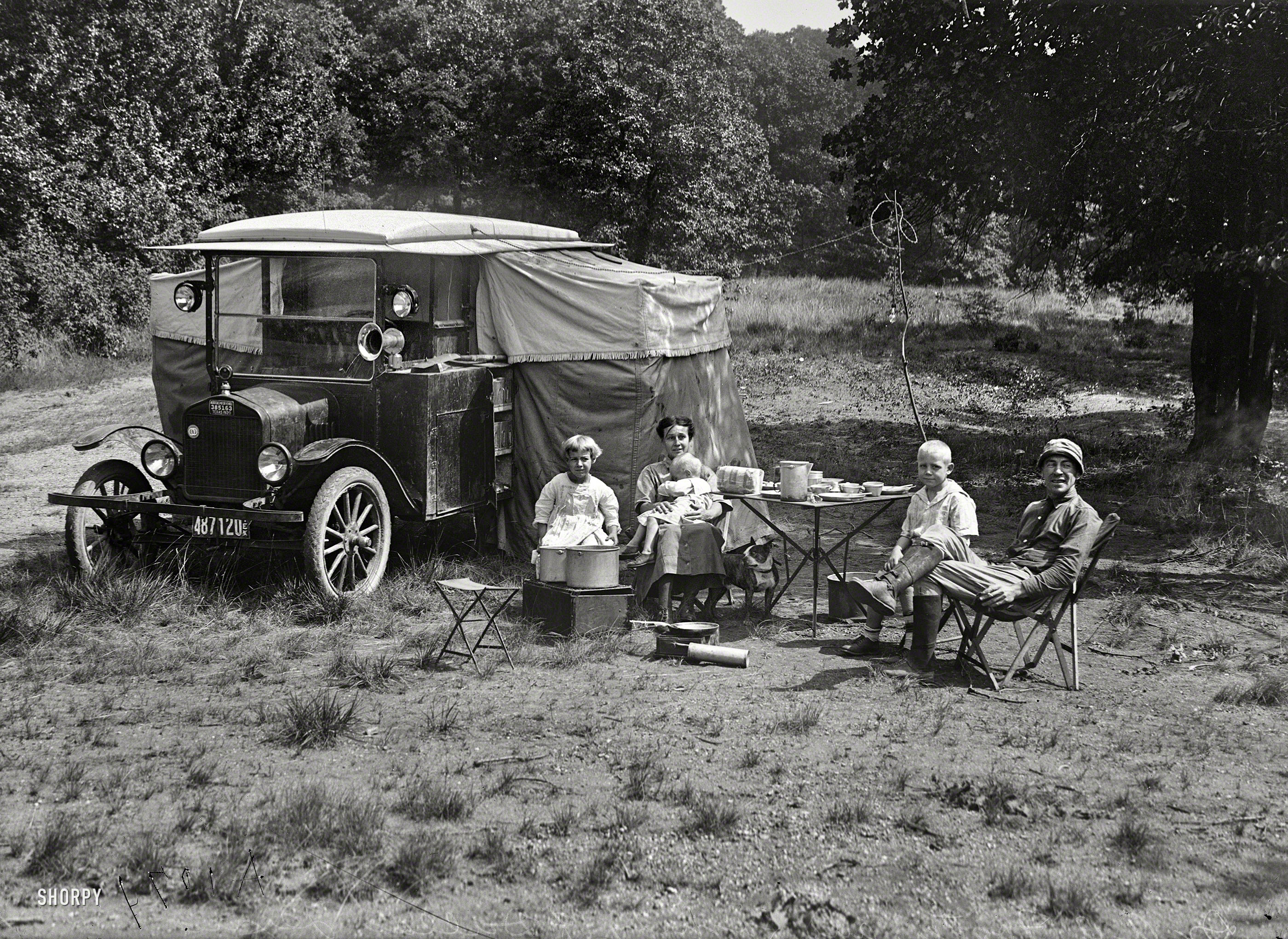 Washington, D.C., or vicinity circa 1920. "Dr. A.A. Foster and family of Dallas, Texas, in auto tourist camp." A novelty that would evolve into tourist cabins of the 1920s and '30s, the motor courts of the '40s and '50s and culminate in the motor hotel, or "motel." Harris & Ewing glass negative. View full size.