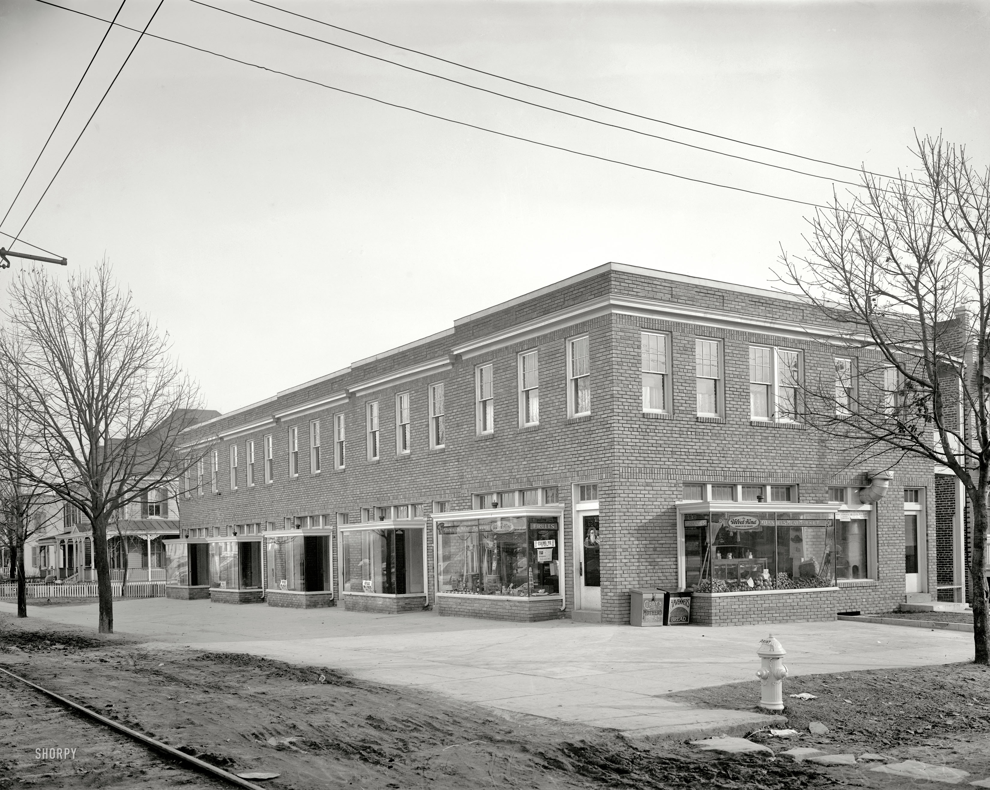 Washington, D.C., circa 1923. "Seventh and Kennedy." Note the bakery-delivery bread boxes. National Photo Company Collection glass negative. View full size.