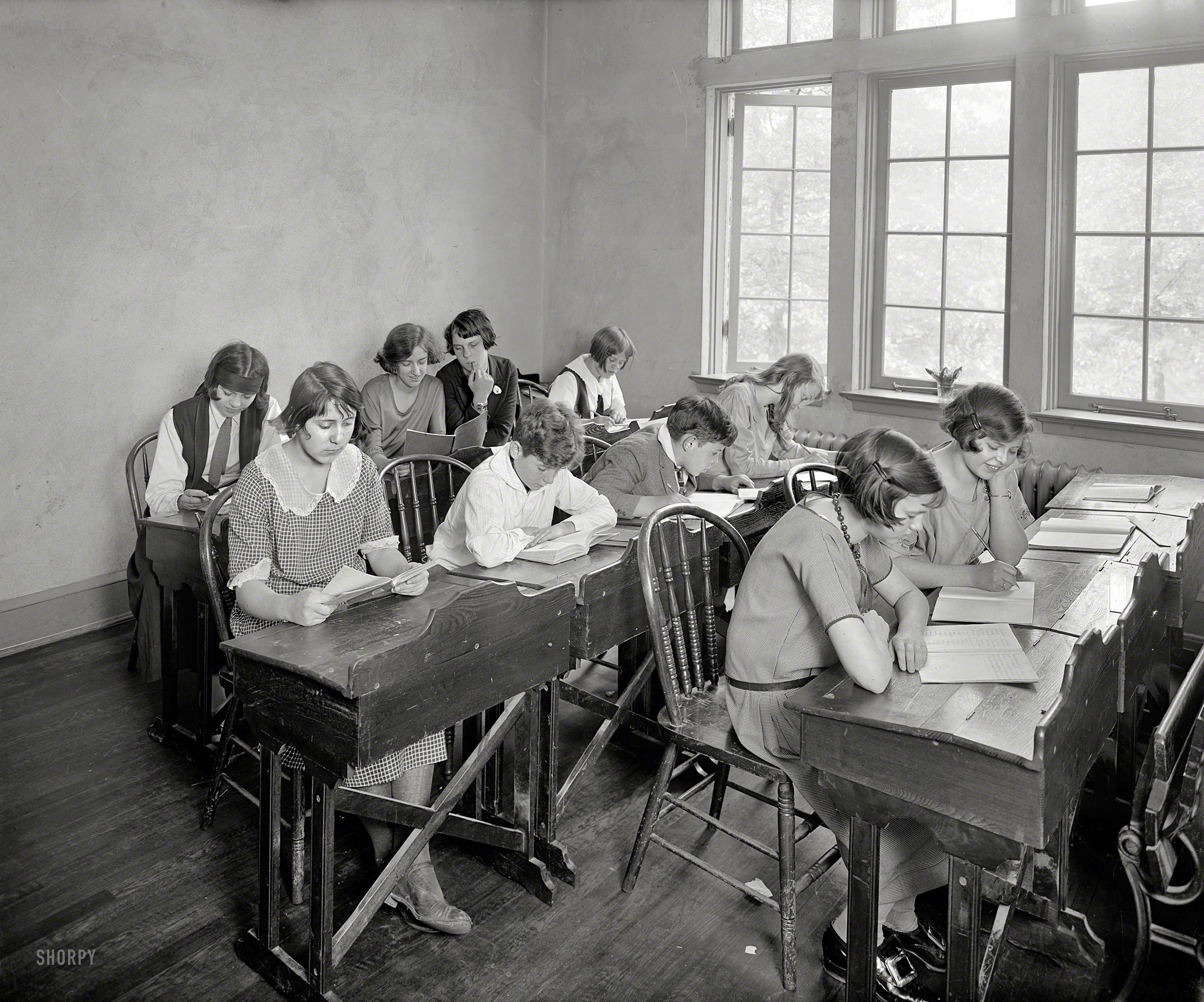 Washington, D.C., circa 1924. "Maret French School." Our vocabulary word for the day: Ennui. National Photo Company glass negative. View full size.