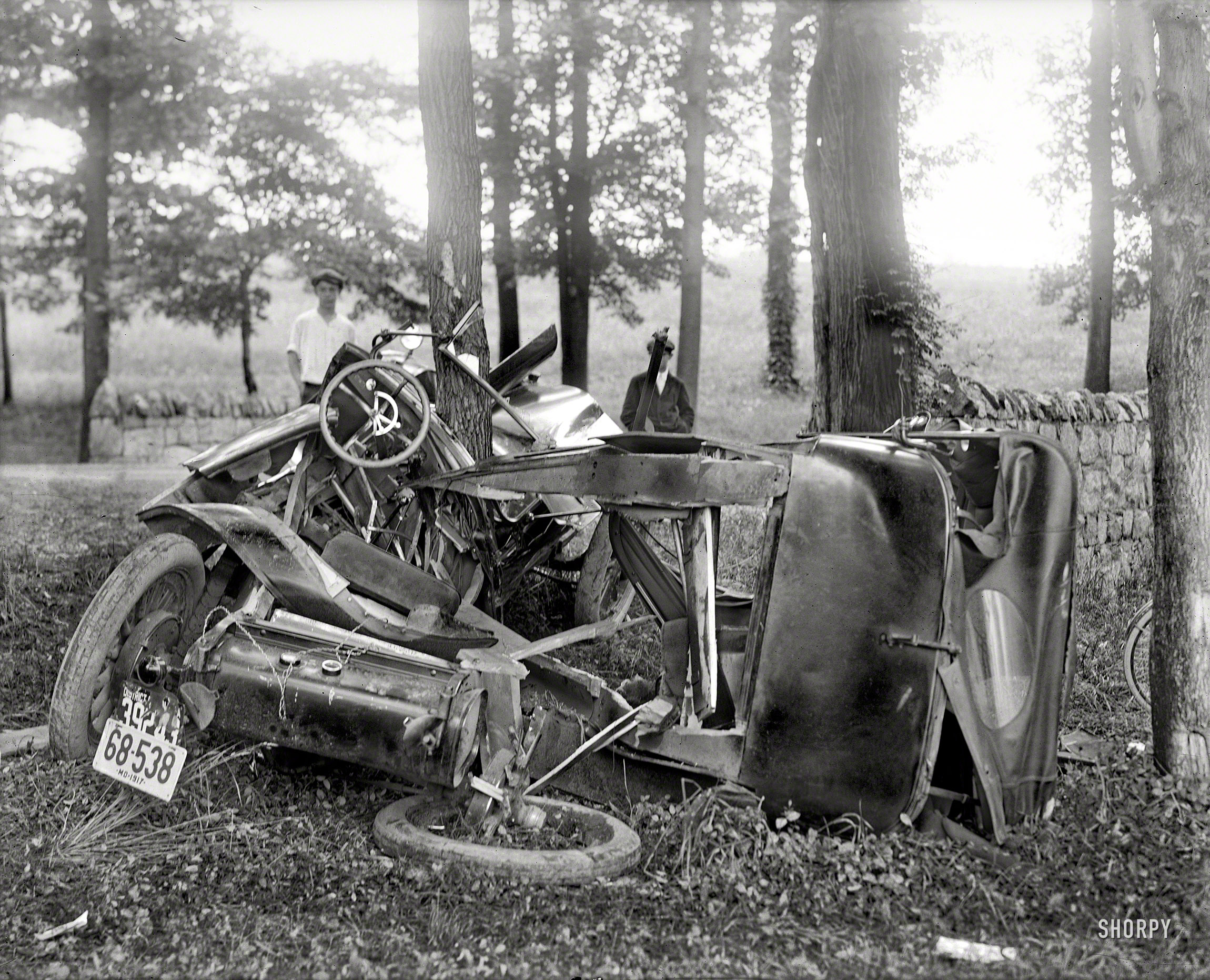 Washington, D.C., or vicinity. "Auto wreck." Tree 1, Car 0. Another of National Photo's "auto wreck" plates from 1917. 8x10 glass negative. View full size.