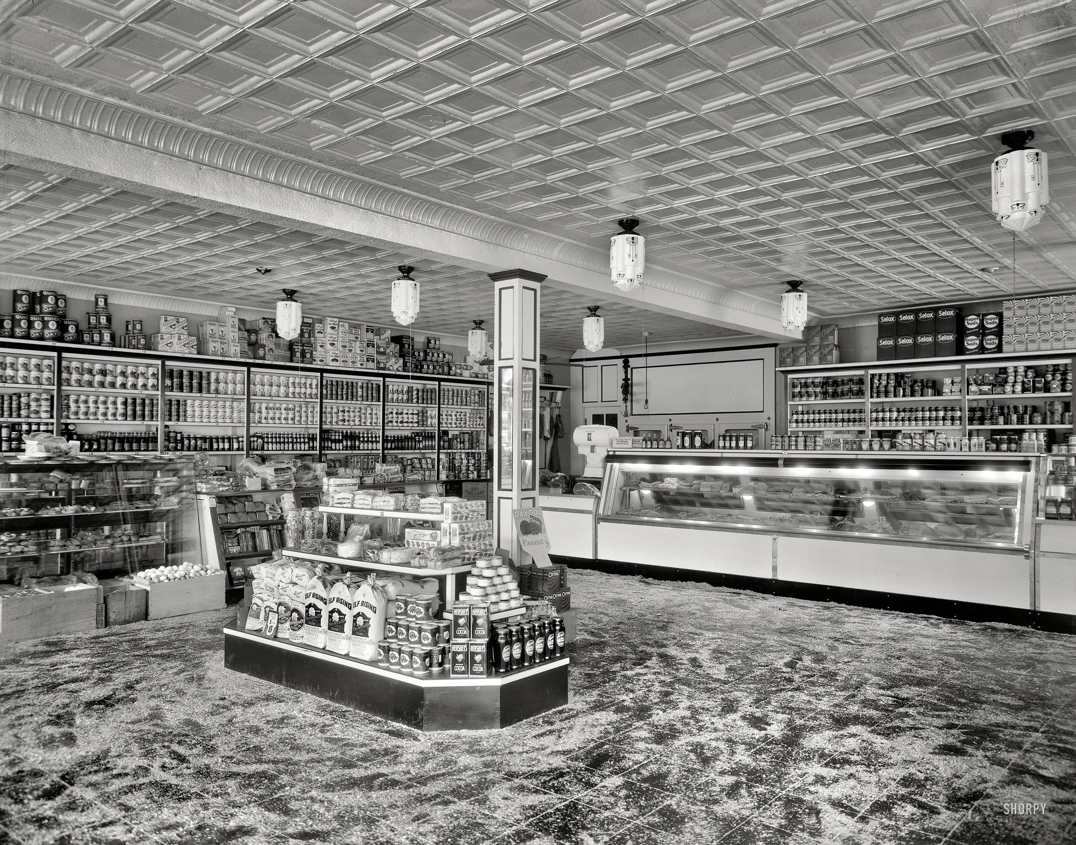 Washington, D.C., circa 1935. "Interior of D.G.S." The District Grocery Store at Seventh and E streets S.W. You'll come for the savings and stay for the sawdust! 8x10 acetate negative, National Photo Company Collection. View full size.