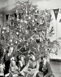 "Dickey Christmas tree." From around 1912 comes our sixth holiday greeting from the family of Washington, D.C., lawyer Raymond Dickey in what has become a Shorpy holiday tradition. National Photo glass negative. View full size.