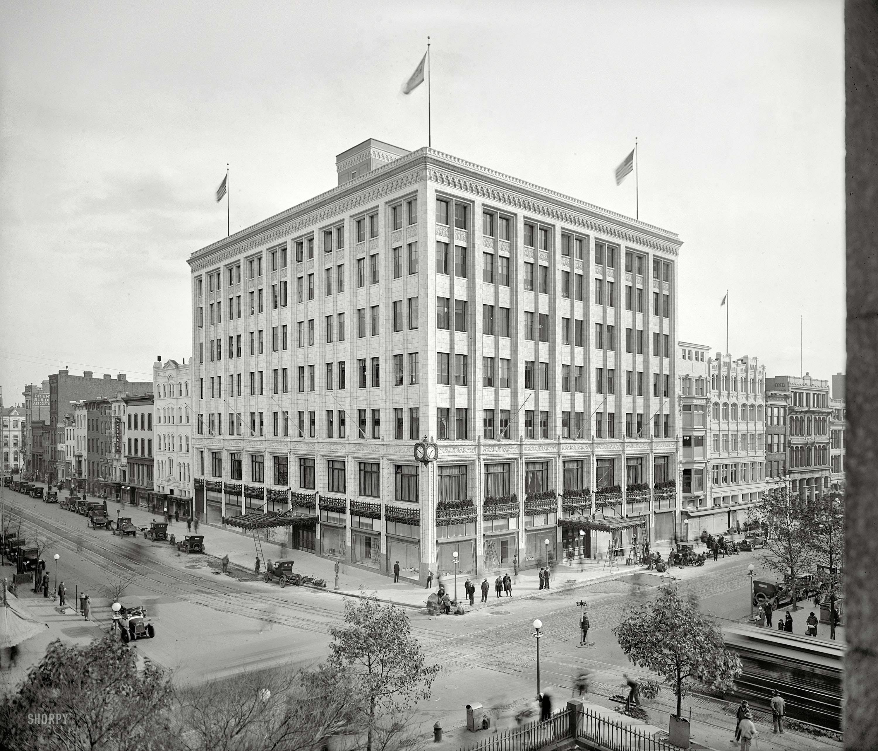 Washington, D.C., circa 1925. "New Hecht store, 7th and F Streets N.W." Many spectral pedestrians on view here, evidenced by an army of disembodied legs. Added bonus: The STOP/GO traffic cop. National Photo Co. View full size.
