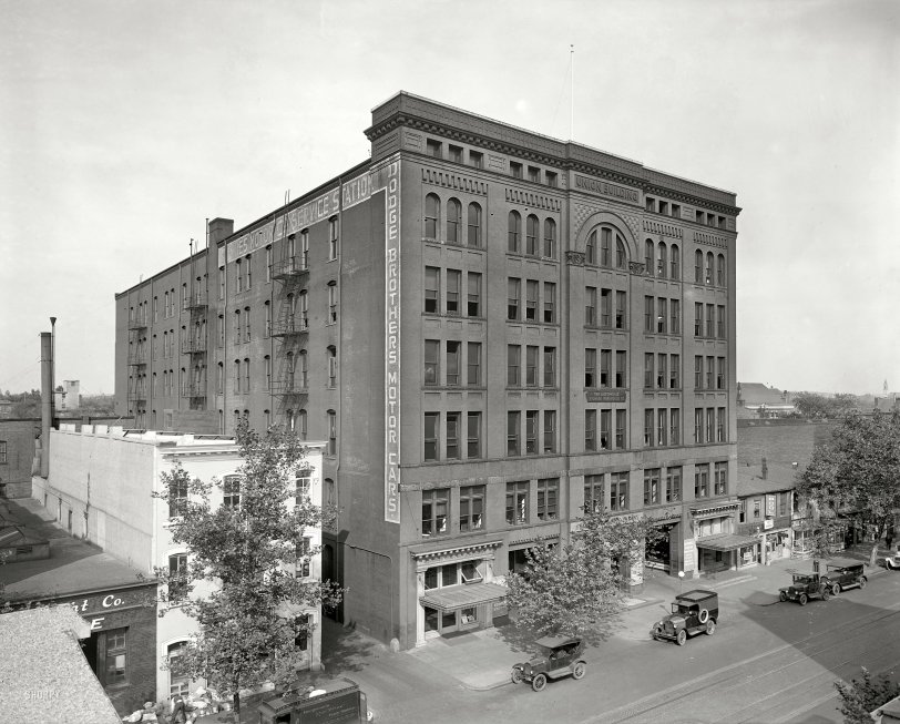 Washington, D.C., circa 1924. "Union Garage." The Union Building on G Street, first seen here three years ago. Peripheral points of interest include laundry sorting and 30-cent haircuts. National Photo Co. glass negative. View full size.
