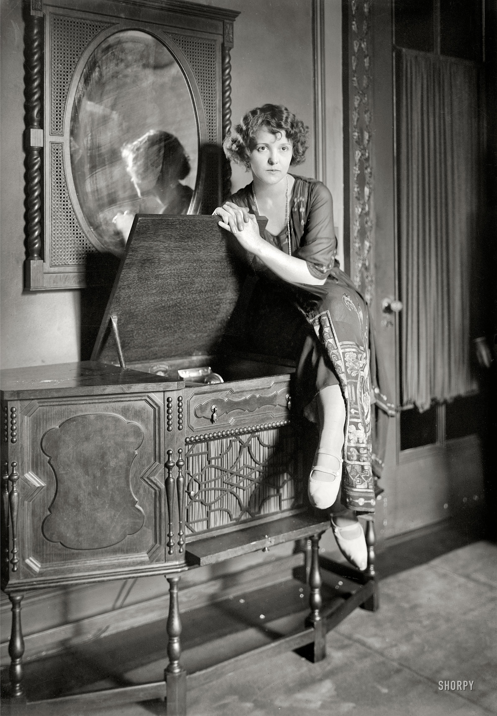 New York circa 1921. A lady and her phonograph. The name looks like Farnum or Farmer. 5x7 glass negative, George Grantham Bain Collection. View full size.