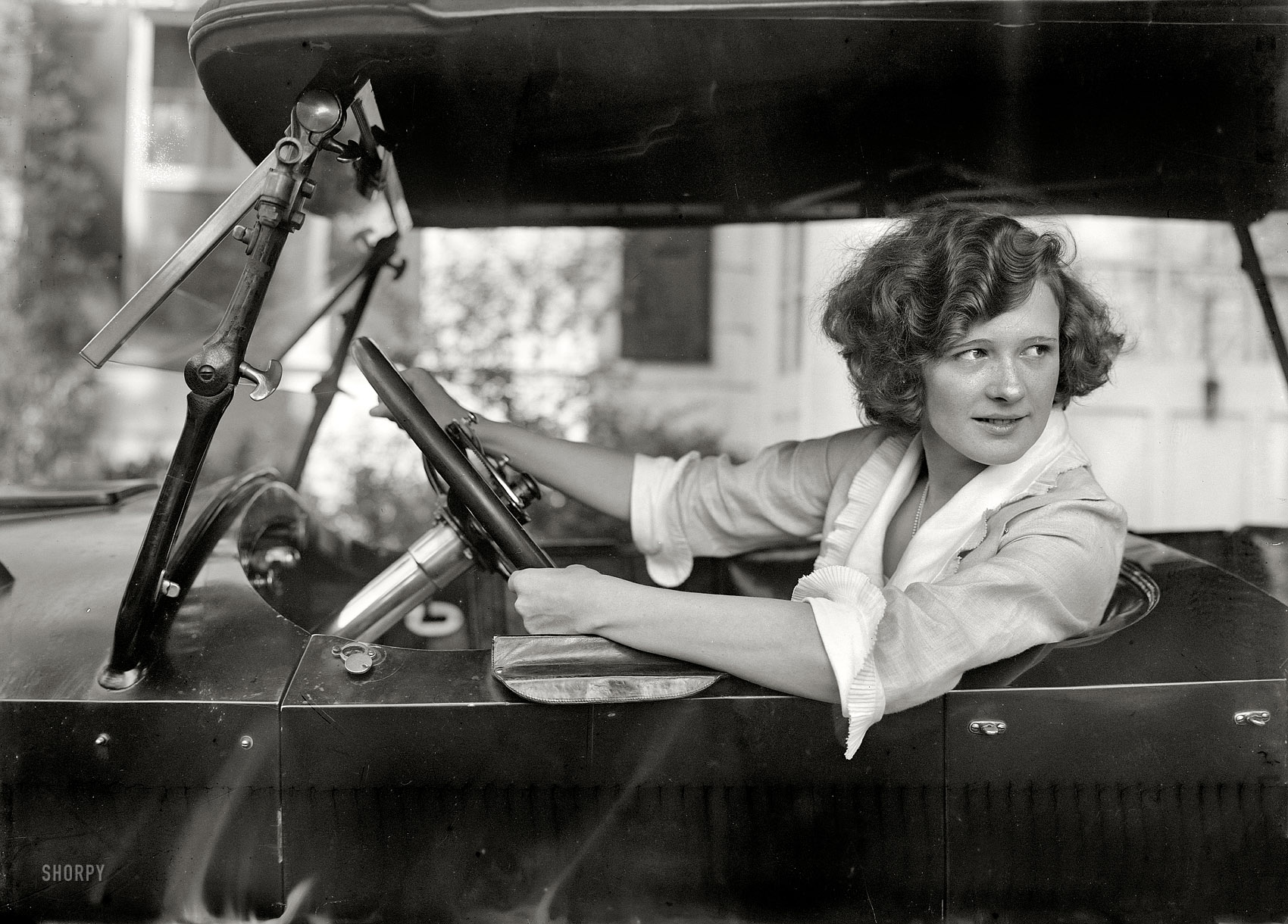 New York circa 1921. "Miller." Stage actress Marilyn Miller in the driver's seat. 5x7 inch dry plate glass negative, George Grantham Bain Collection. View full size.