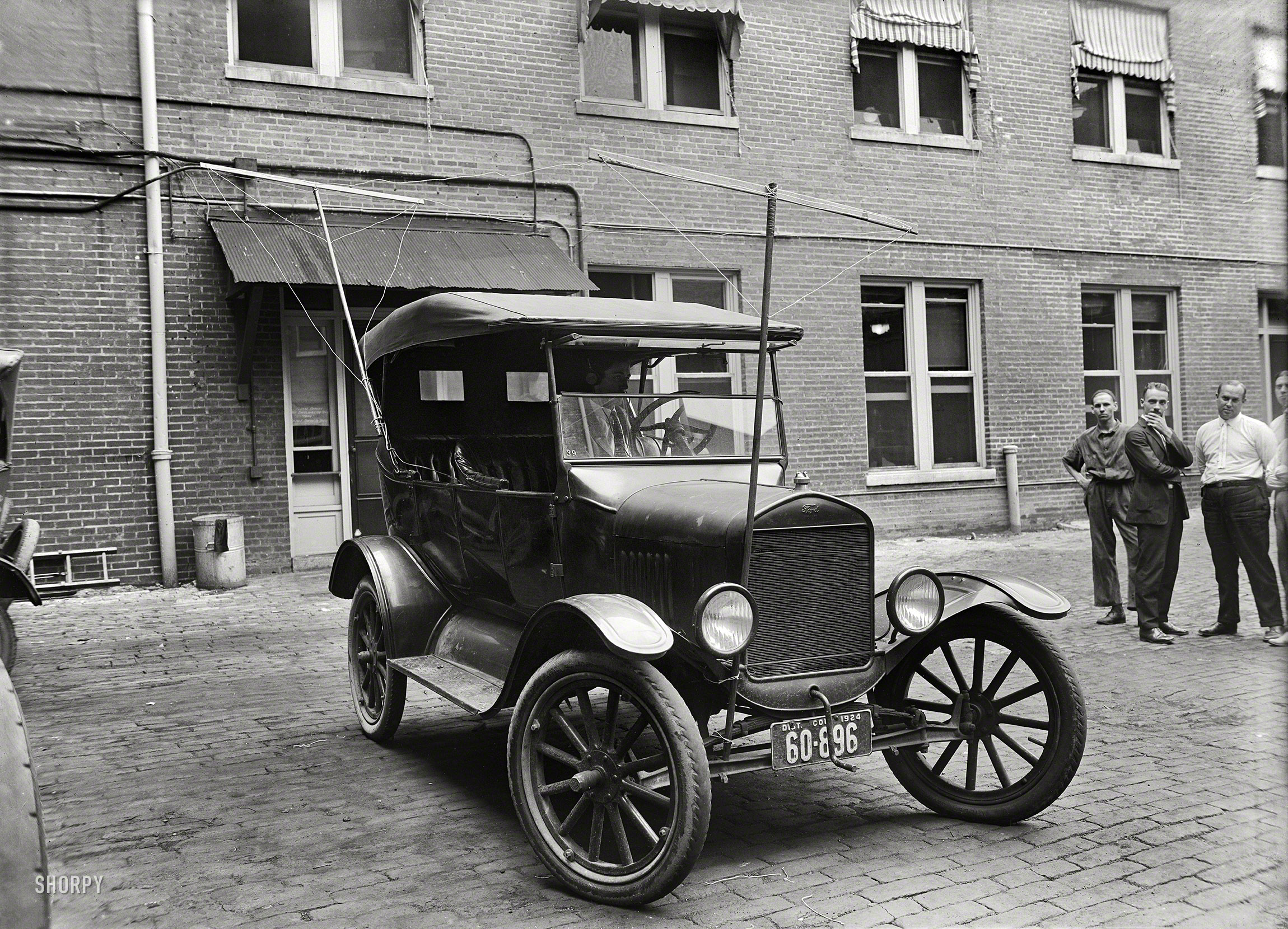 1924. Washington, D.C. "Auto equipped with radio (made for Potomac Electric Power Co.)" Harris & Ewing Collection glass negative. View full size.